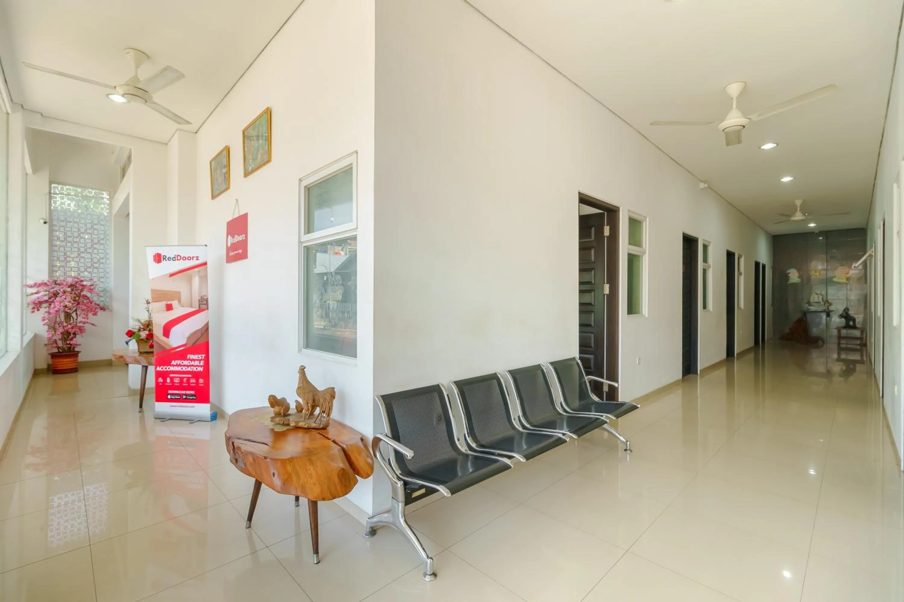 Lobby or reception in RedDoorz Syariah near Jembatan Siti Nurbaya Padang