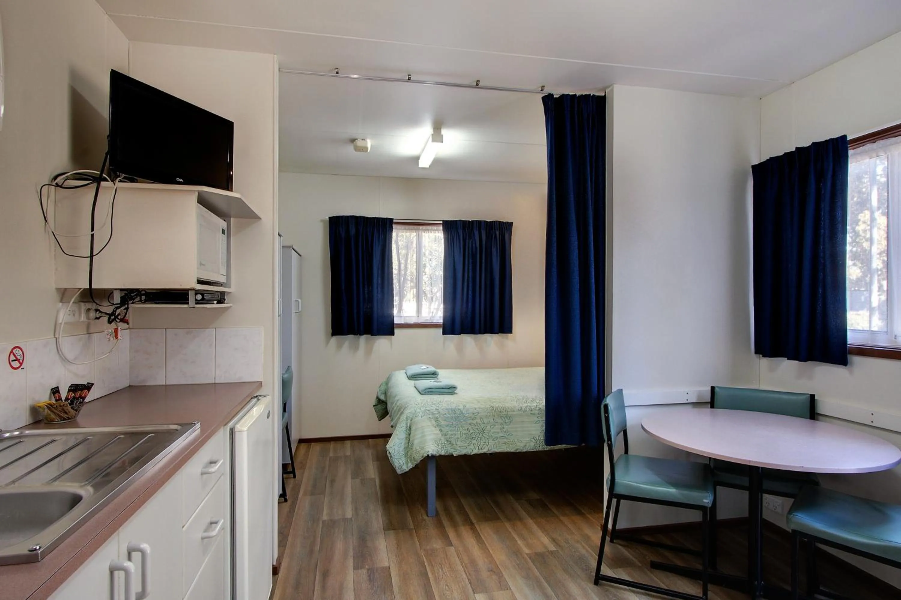 Kitchen or kitchenette, Bed in Gawler Caravan Park