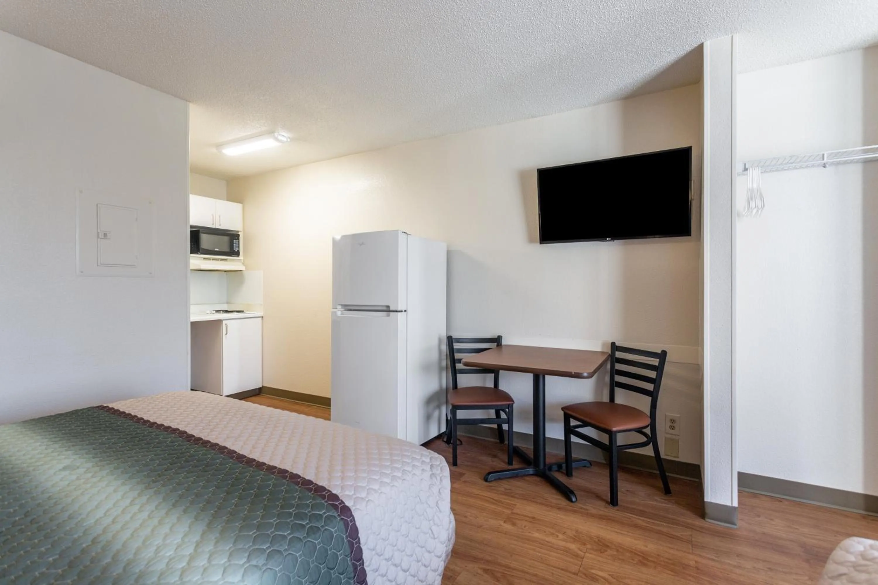 Photo of the whole room, TV/Entertainment Center in HomeTowne Studios by Red Roof Nashville - Airport/Briley Pkwy