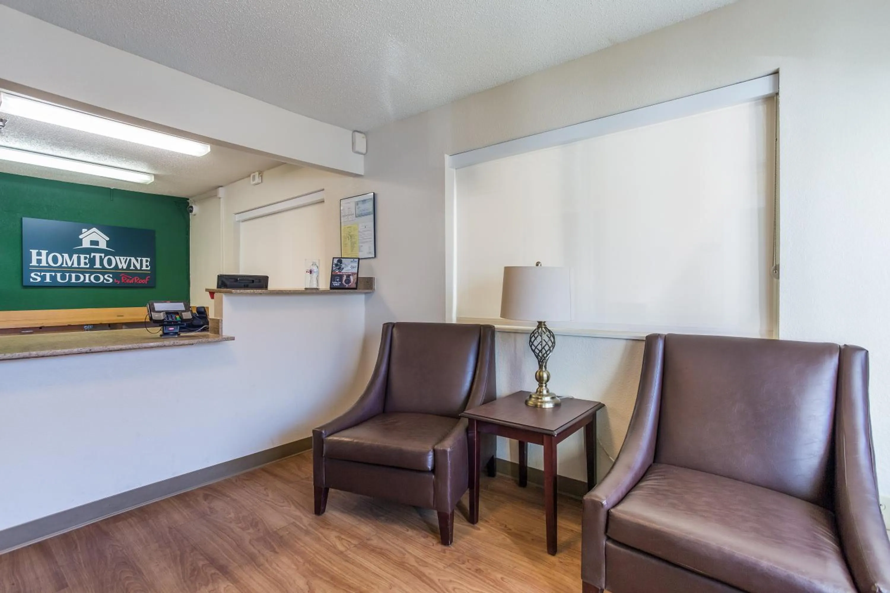 Lobby or reception, Seating Area in HomeTowne Studios by Red Roof Nashville - Airport/Briley Pkwy