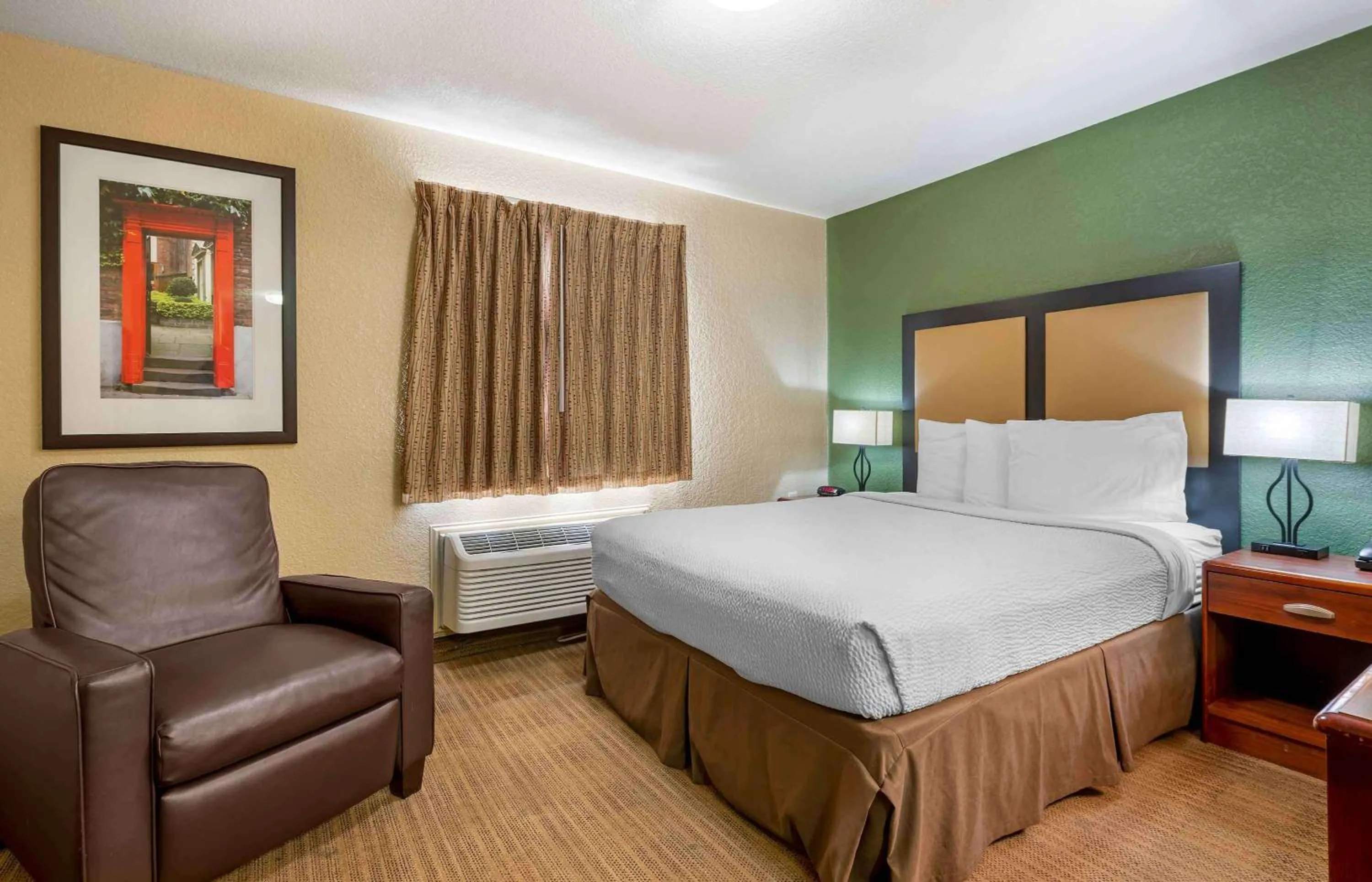 Bedroom, Bed in Extended Stay America Suites - Fort Wayne - North