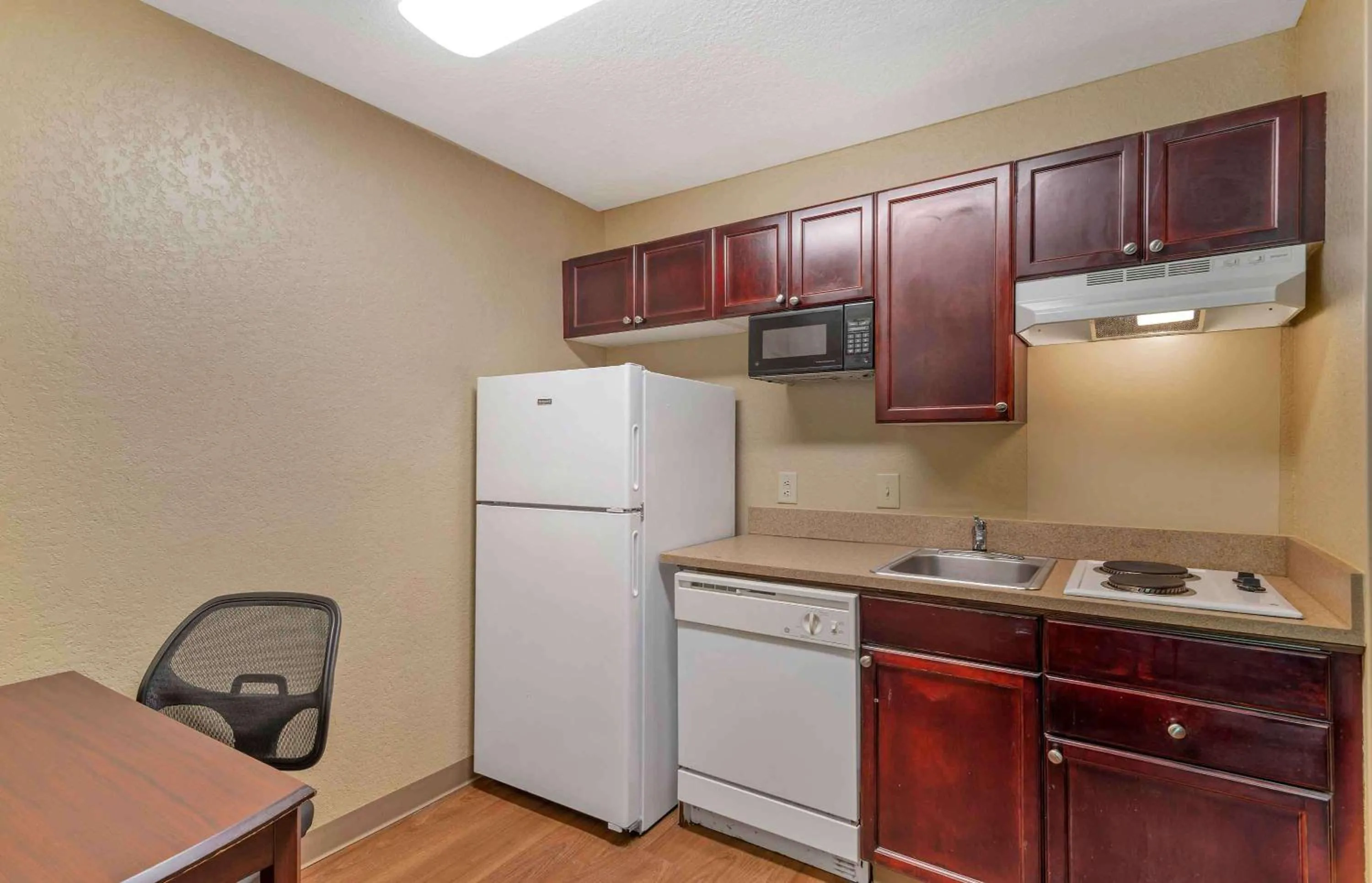 Kitchen or kitchenette in Extended Stay America Suites - Houston - Med Ctr - NRG Park - Braeswood Blvd