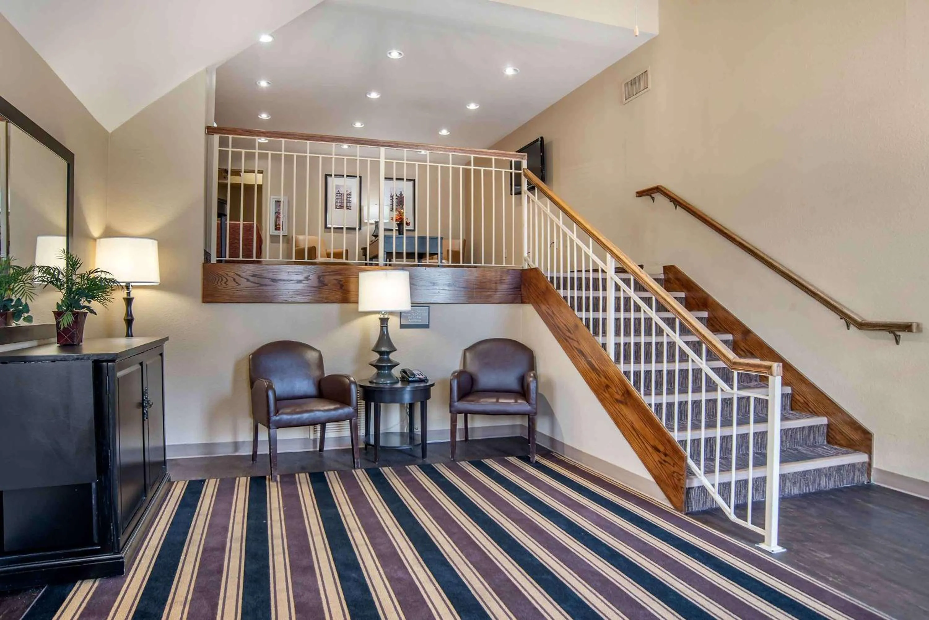 Lobby or reception in Suburban Studios Montgomery East I-85