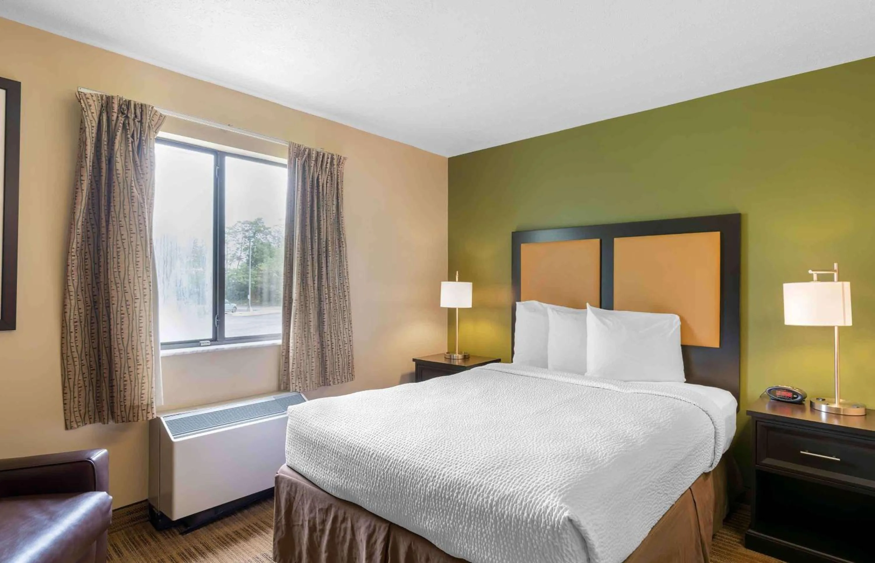 Bedroom, Bed in Extended Stay America Select Suites - Atlanta - Kennesaw Chastain Rd