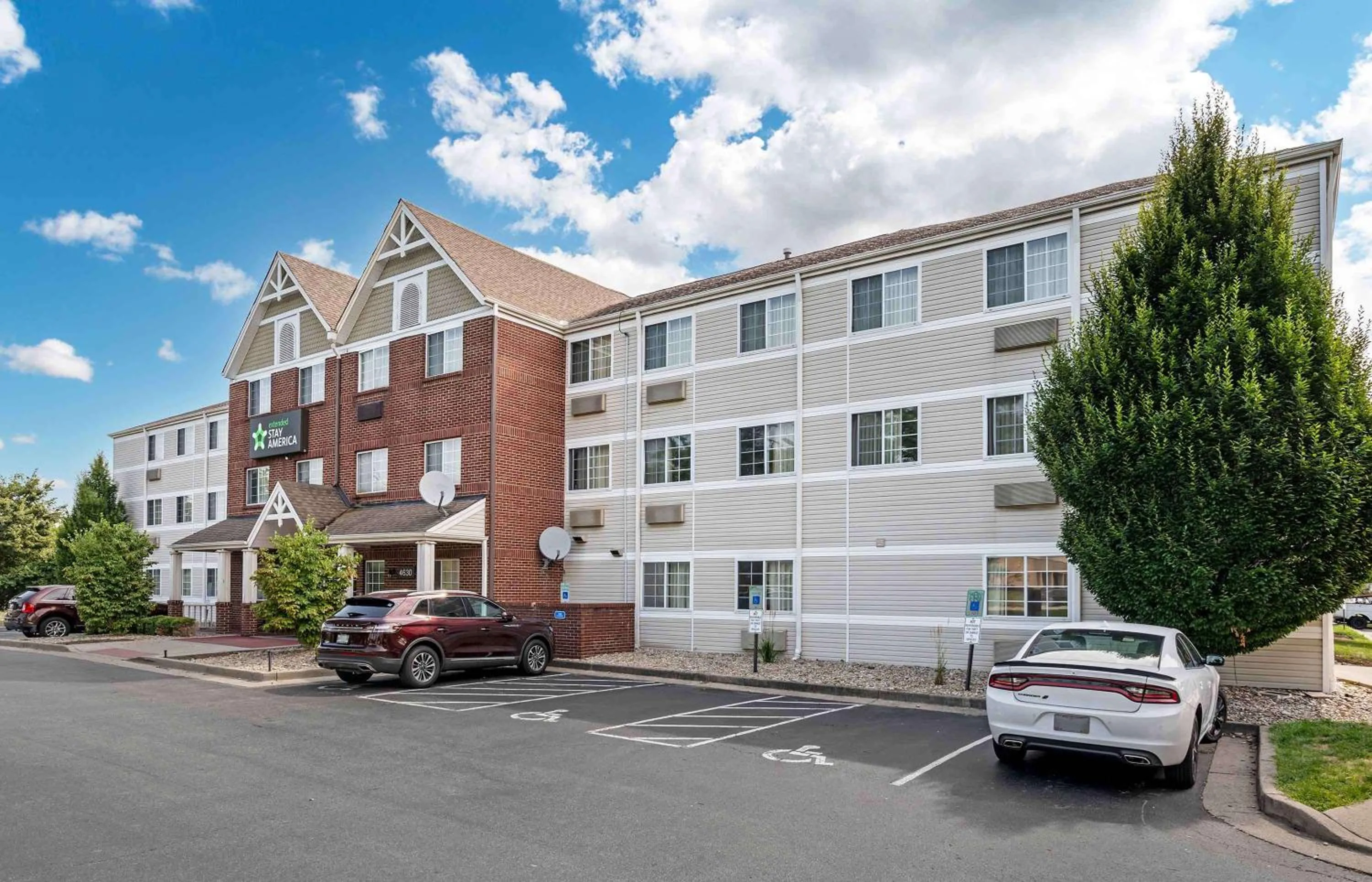 Property building in Extended Stay America Suites - Cincinnati - Blue Ash - Reed Hartman