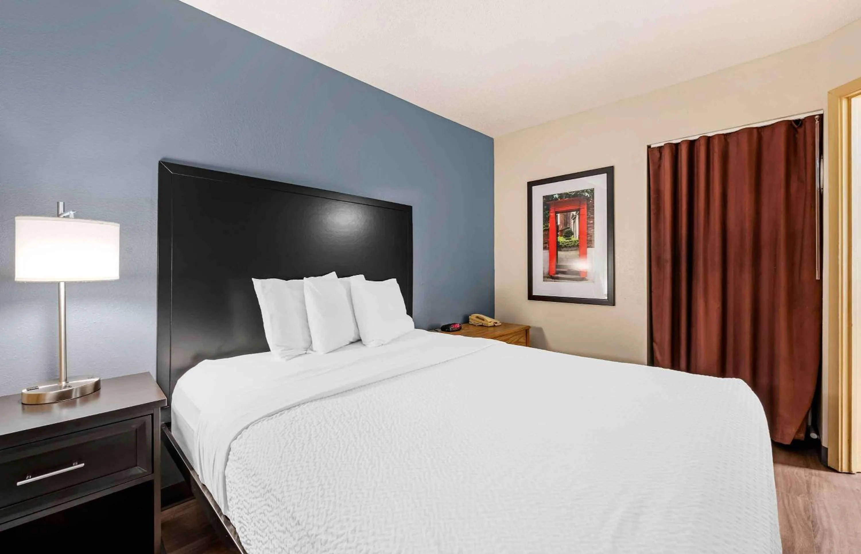 Bedroom, Bed in Extended Stay America Suites - Cincinnati - Blue Ash - Reed Hartman