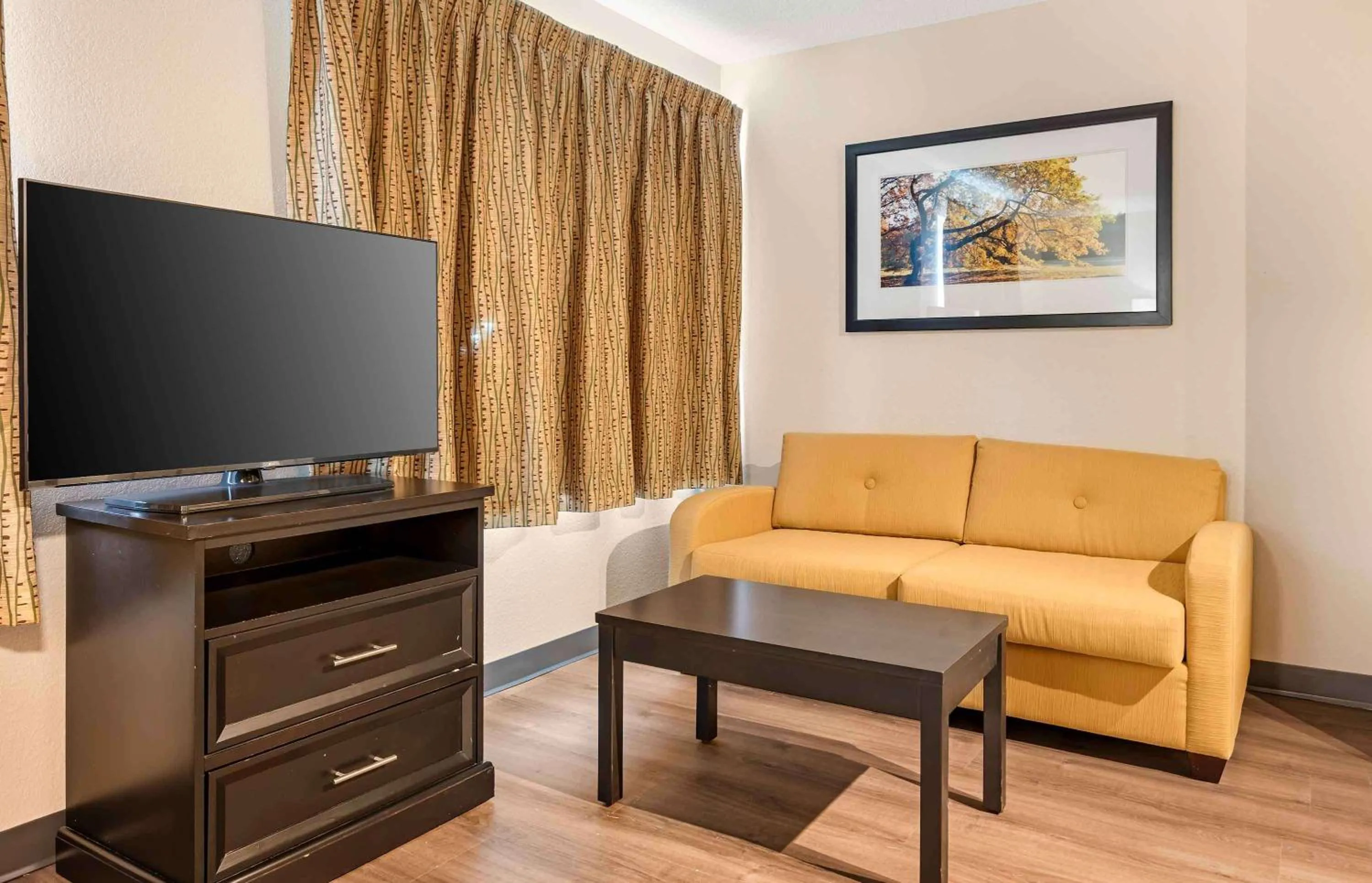 Bedroom in Extended Stay America Suites - Cincinnati - Blue Ash - Reed Hartman