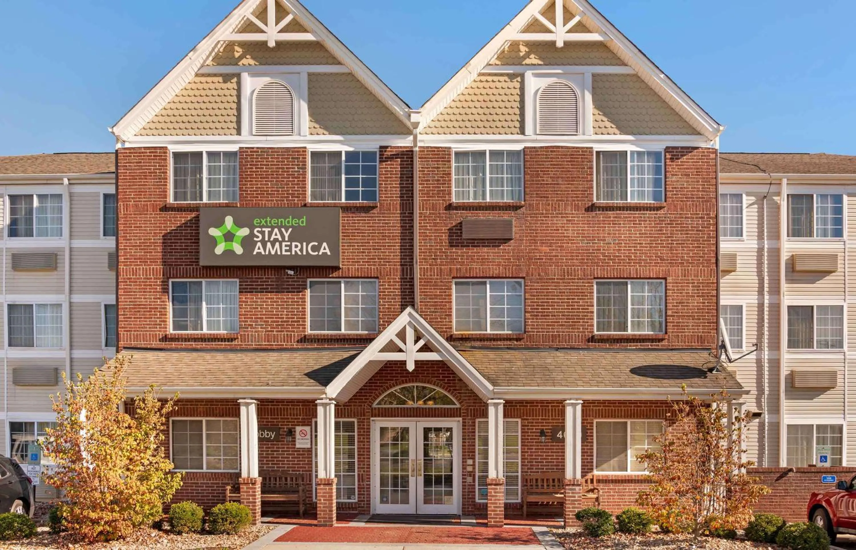 Property building in Extended Stay America Suites - Cincinnati - Blue Ash - Reed Hartman