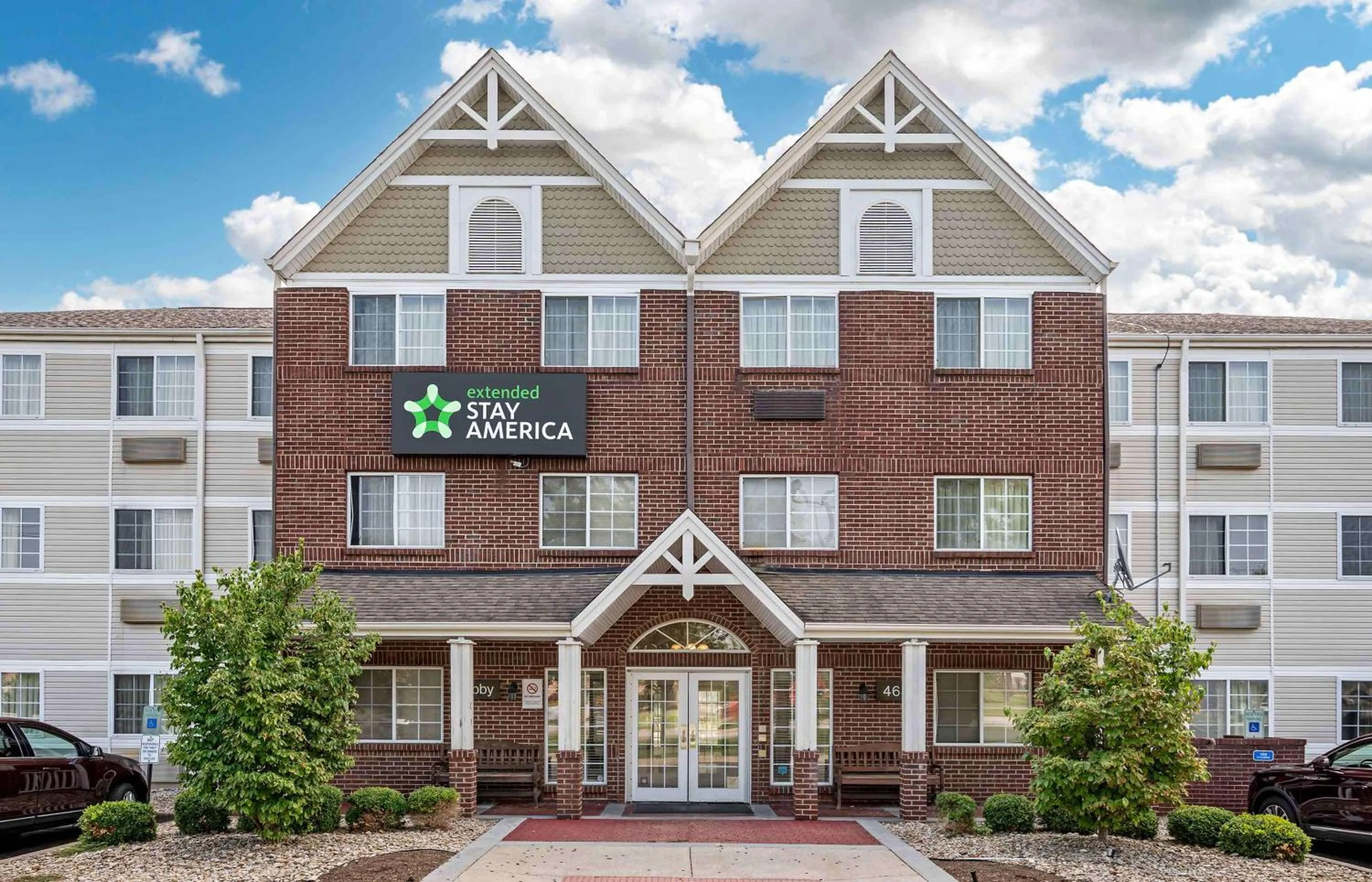 Property building in Extended Stay America Suites - Cincinnati - Blue Ash - Reed Hartman