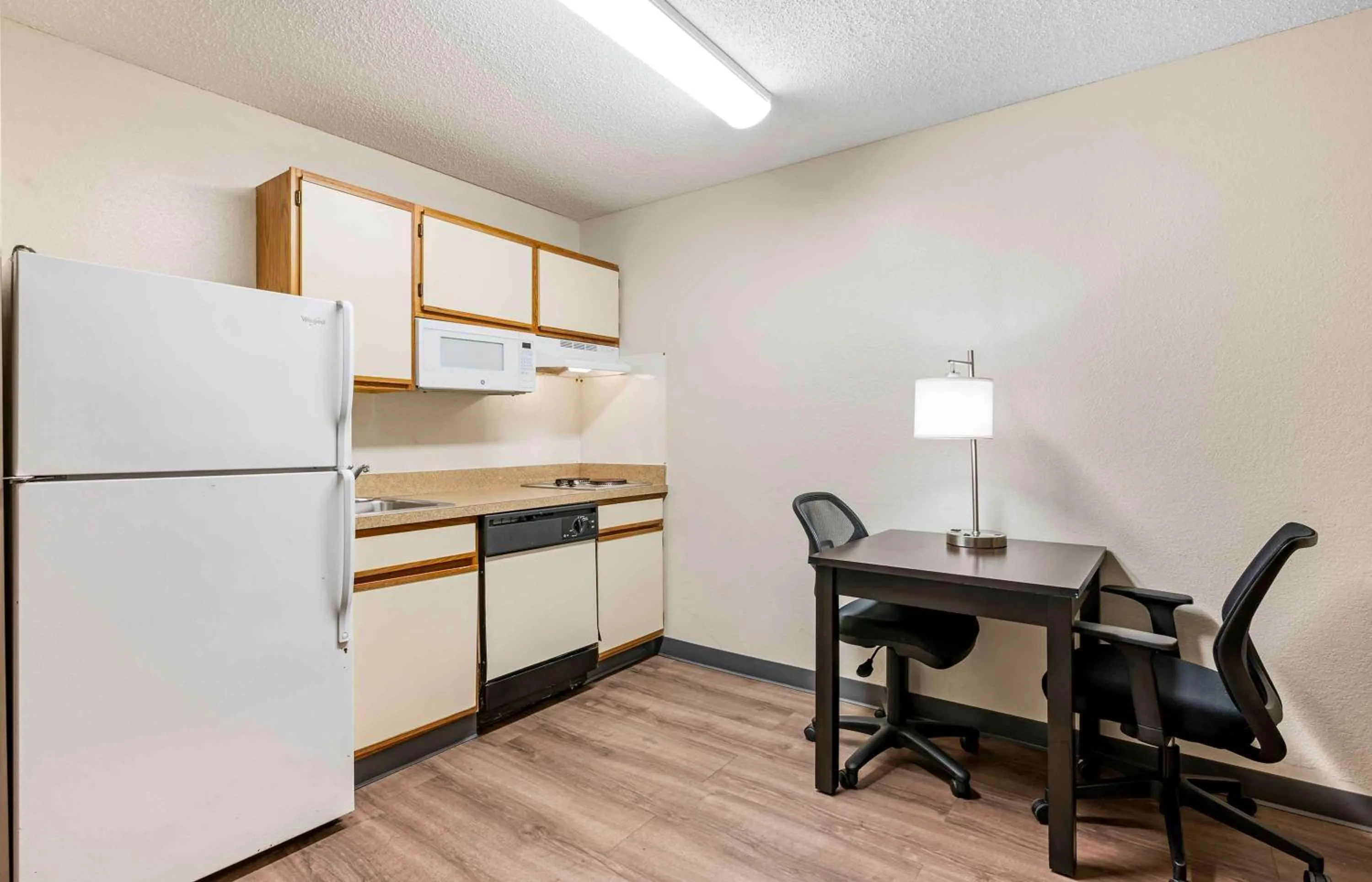 Kitchen or kitchenette in Extended Stay America Suites - Cincinnati - Blue Ash - Reed Hartman