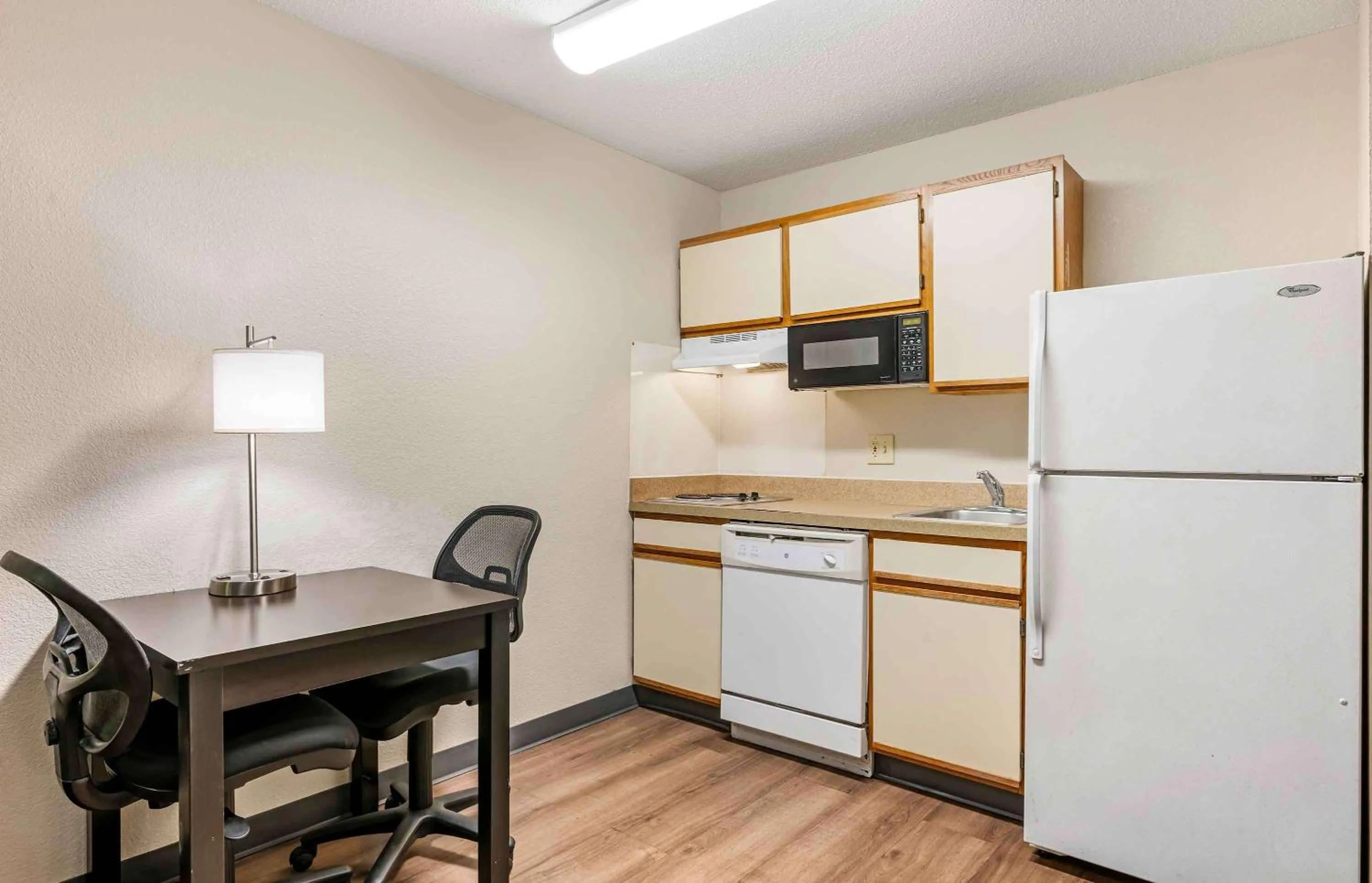 Kitchen or kitchenette in Extended Stay America Suites - Cincinnati - Blue Ash - Reed Hartman