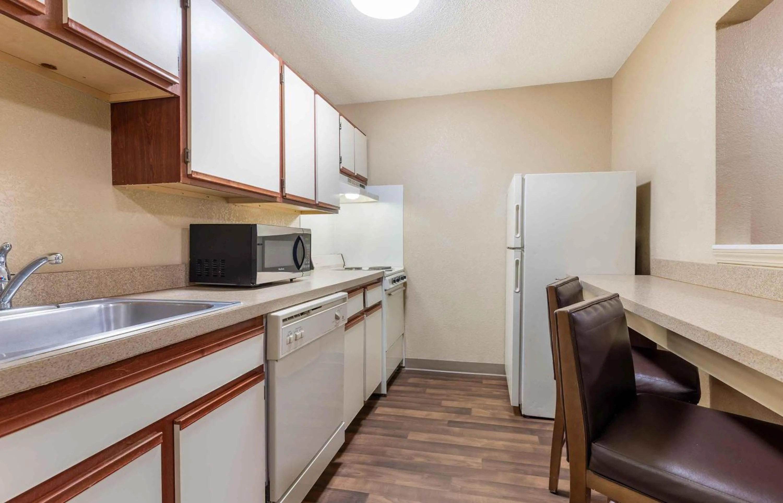 Kitchen or kitchenette in Extended Stay America Suites - Houston - Westchase - Westheimer