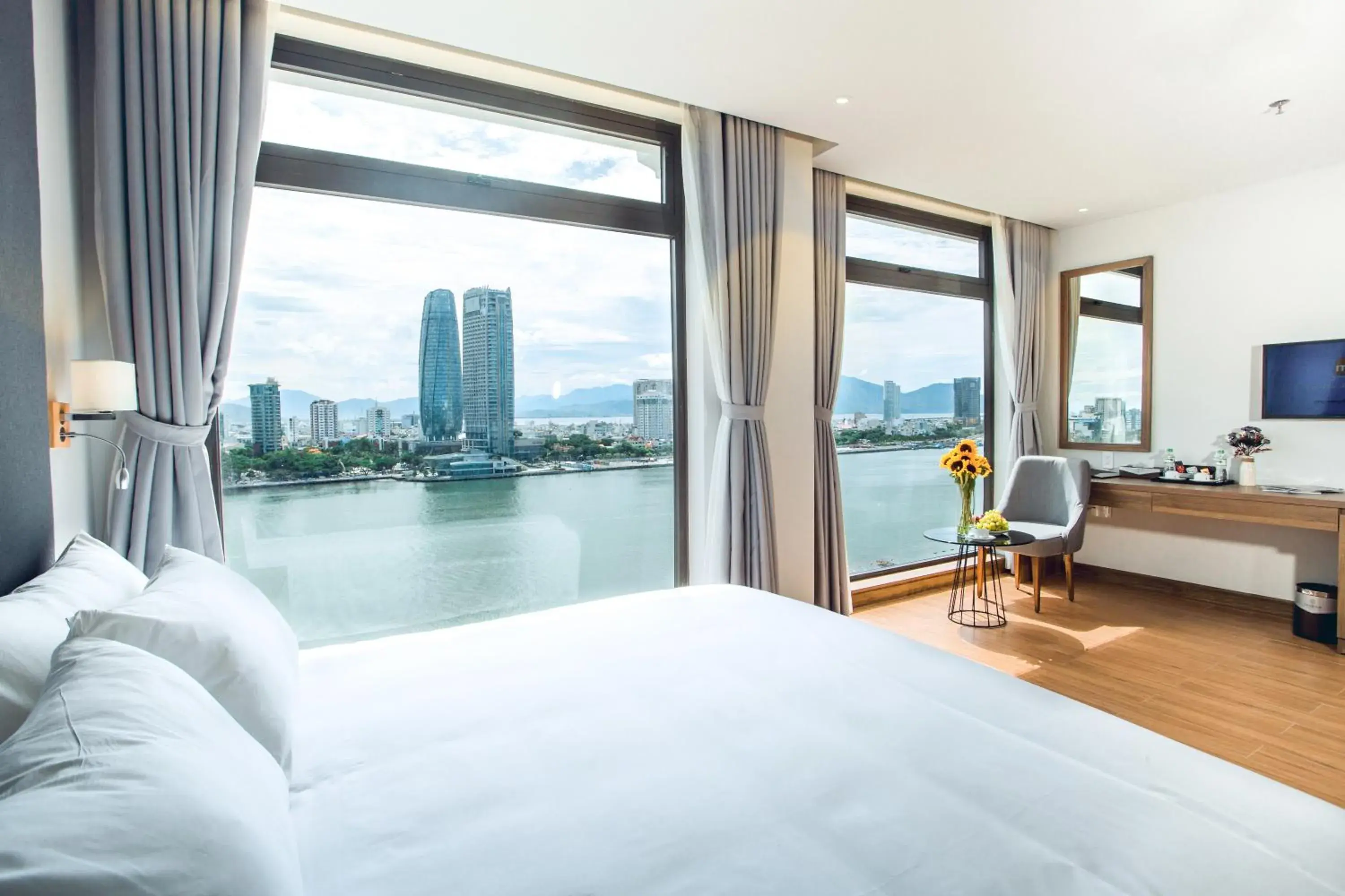 Deluxe Double Room with River View - single occupancy in Glamour Hotel Da Nang Deluxe Double Room with River View - single occupancy in Glamour Hotel Da Nang