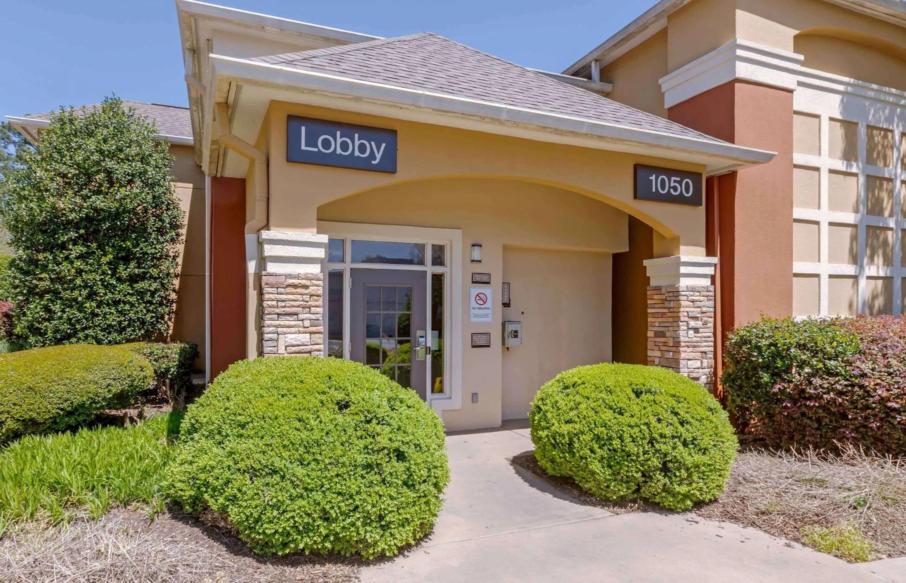 Property building in Extended Stay America Select Suites - Atlanta - Perimeter - Hammond Drive