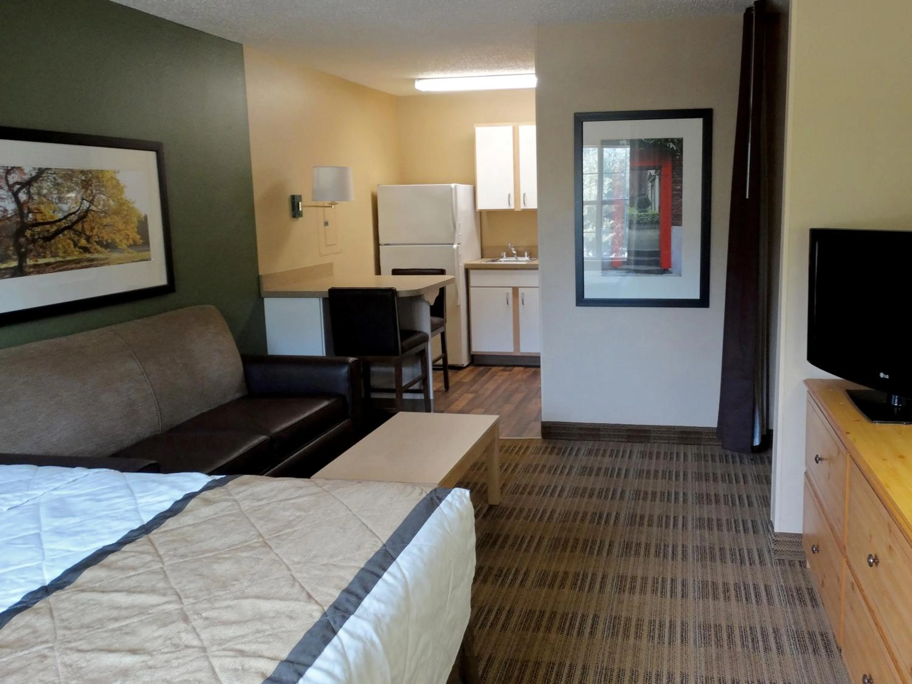 Bed in Extended Stay America Select Suites - Atlanta - Perimeter - Hammond Drive
