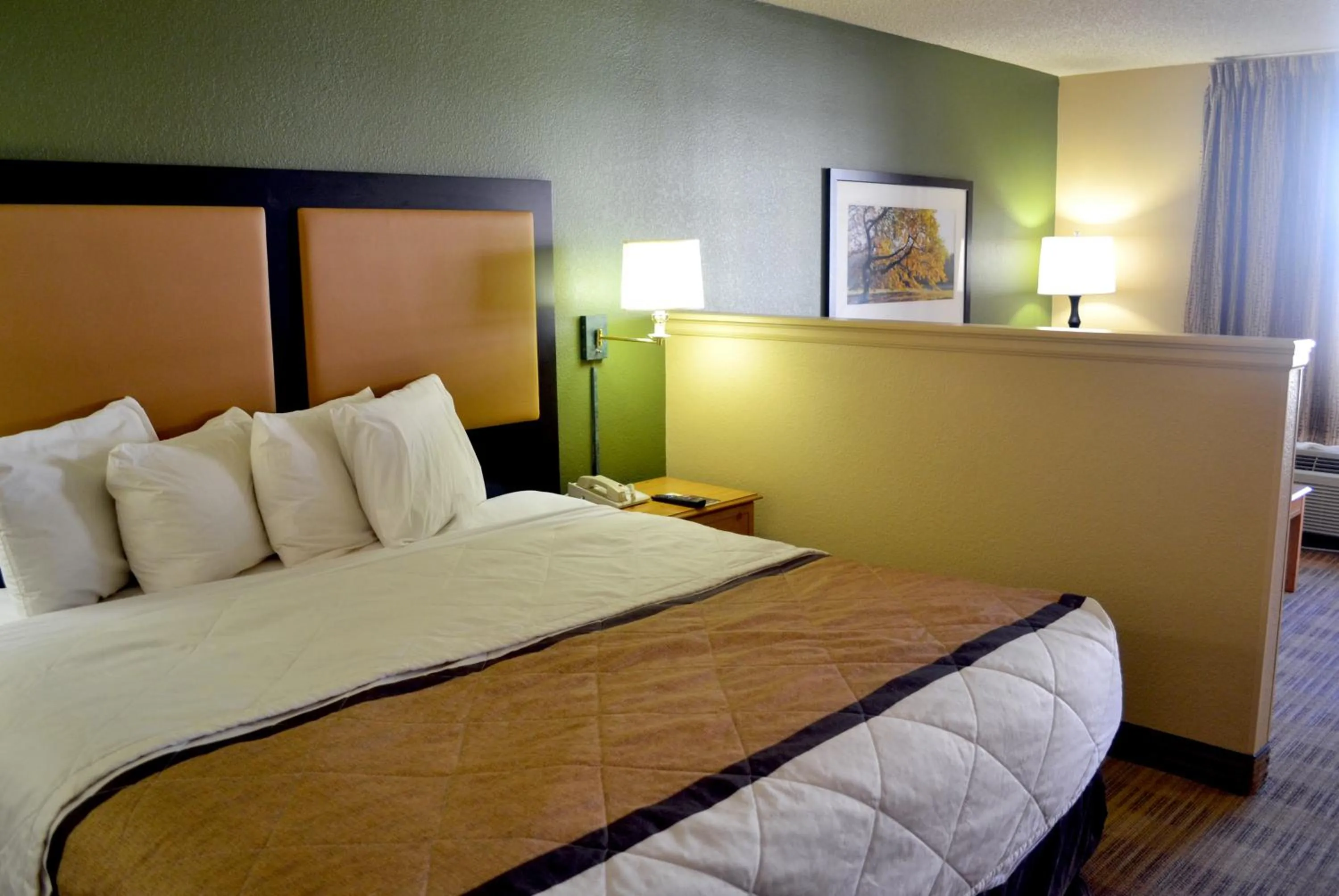 Bed in Extended Stay America Select Suites - Atlanta - Perimeter - Hammond Drive