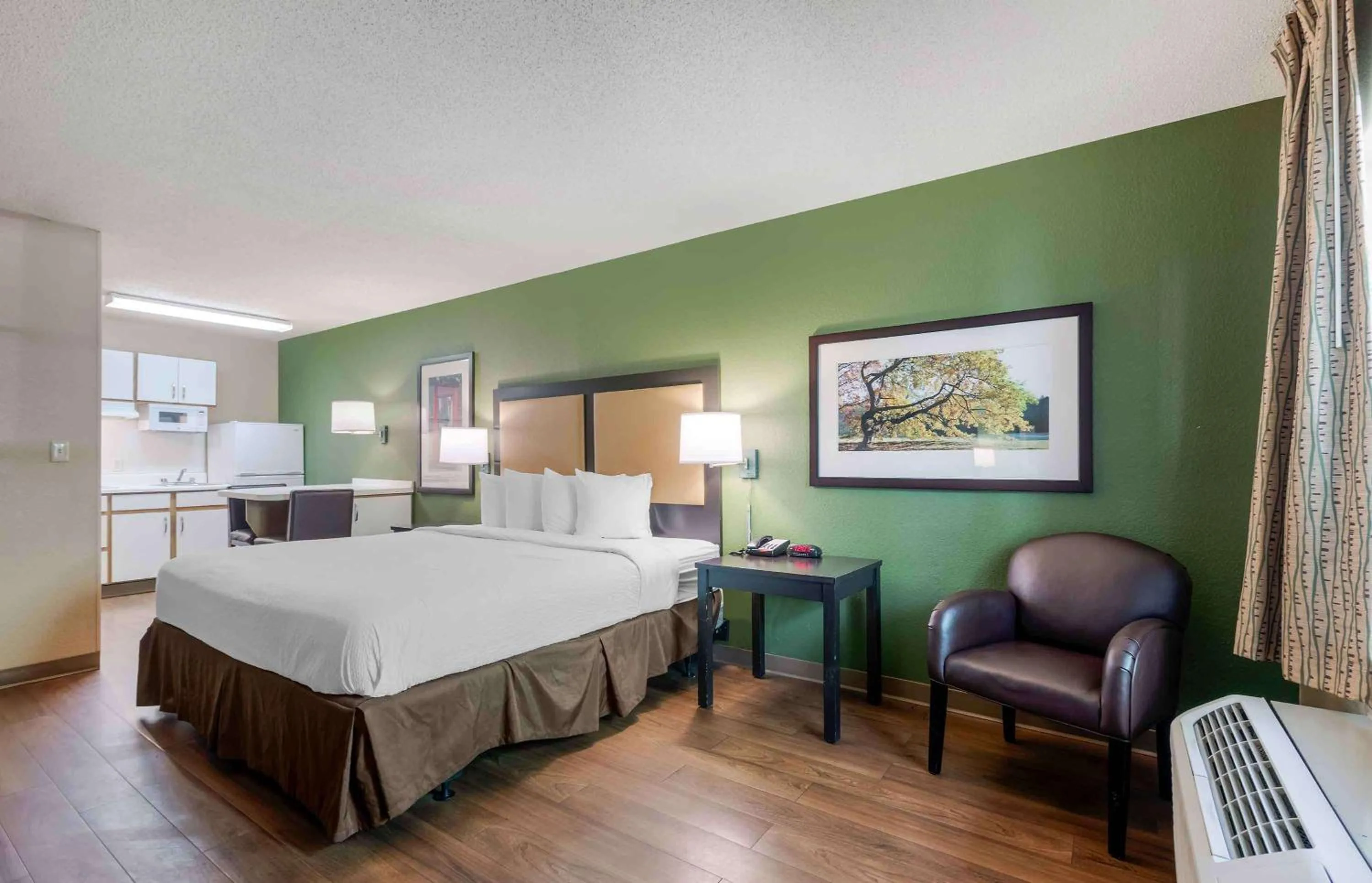 Bedroom, Bed in Extended Stay America Select Suites - Atlanta - Perimeter - Hammond Drive