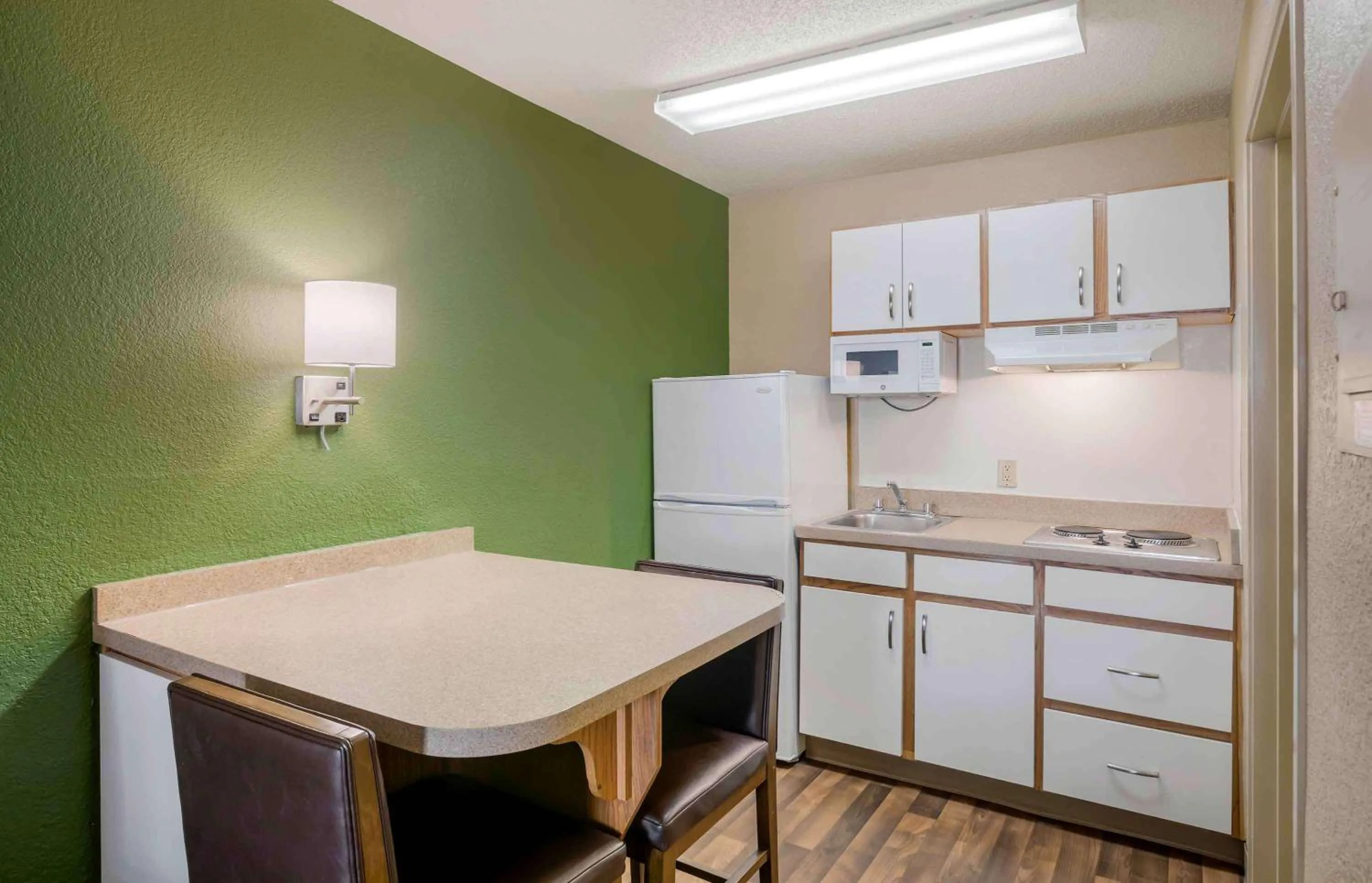 Kitchen or kitchenette in Extended Stay America Select Suites - Atlanta - Perimeter - Hammond Drive