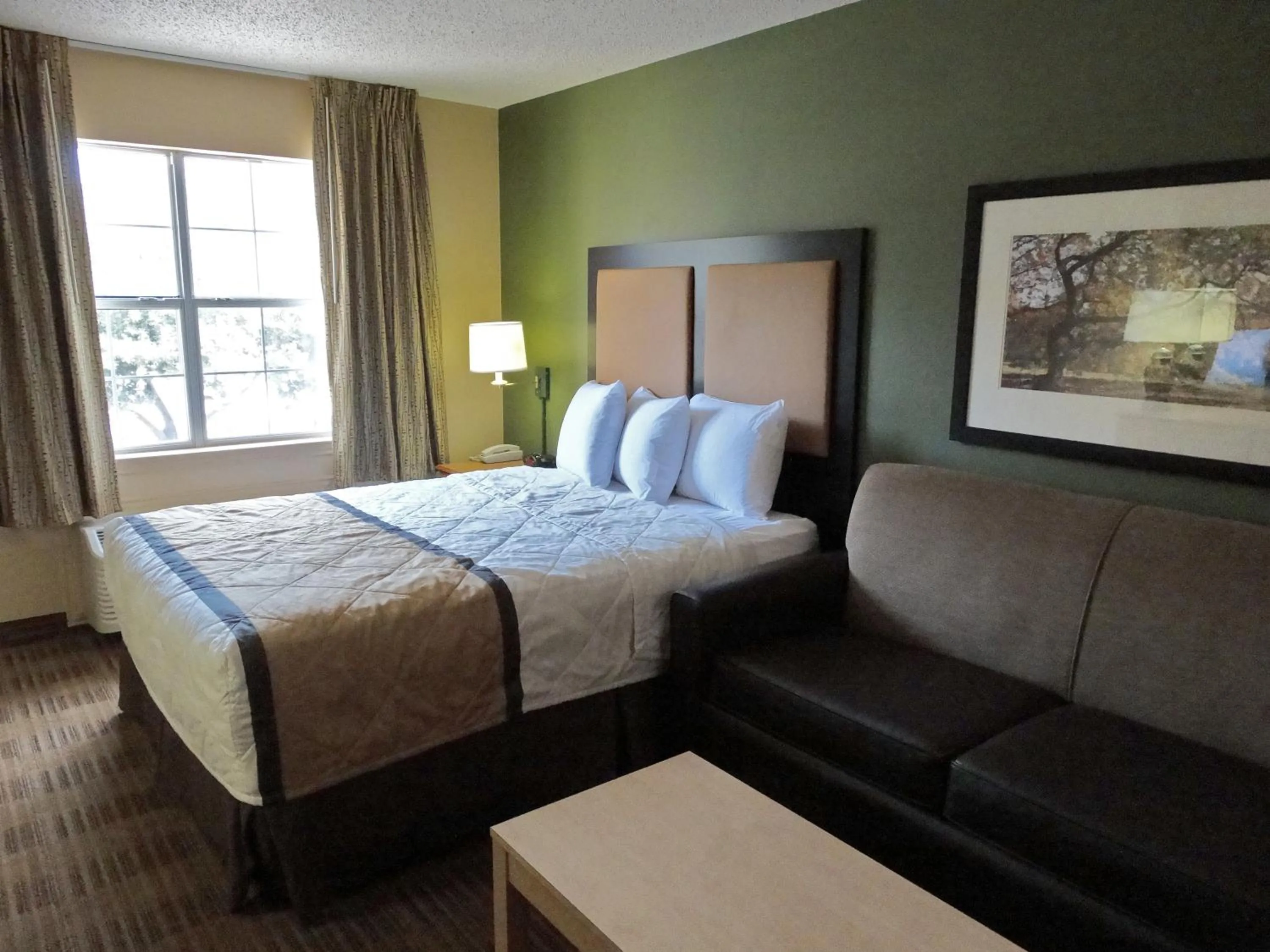 Bed in Extended Stay America Select Suites - Atlanta - Perimeter - Hammond Drive