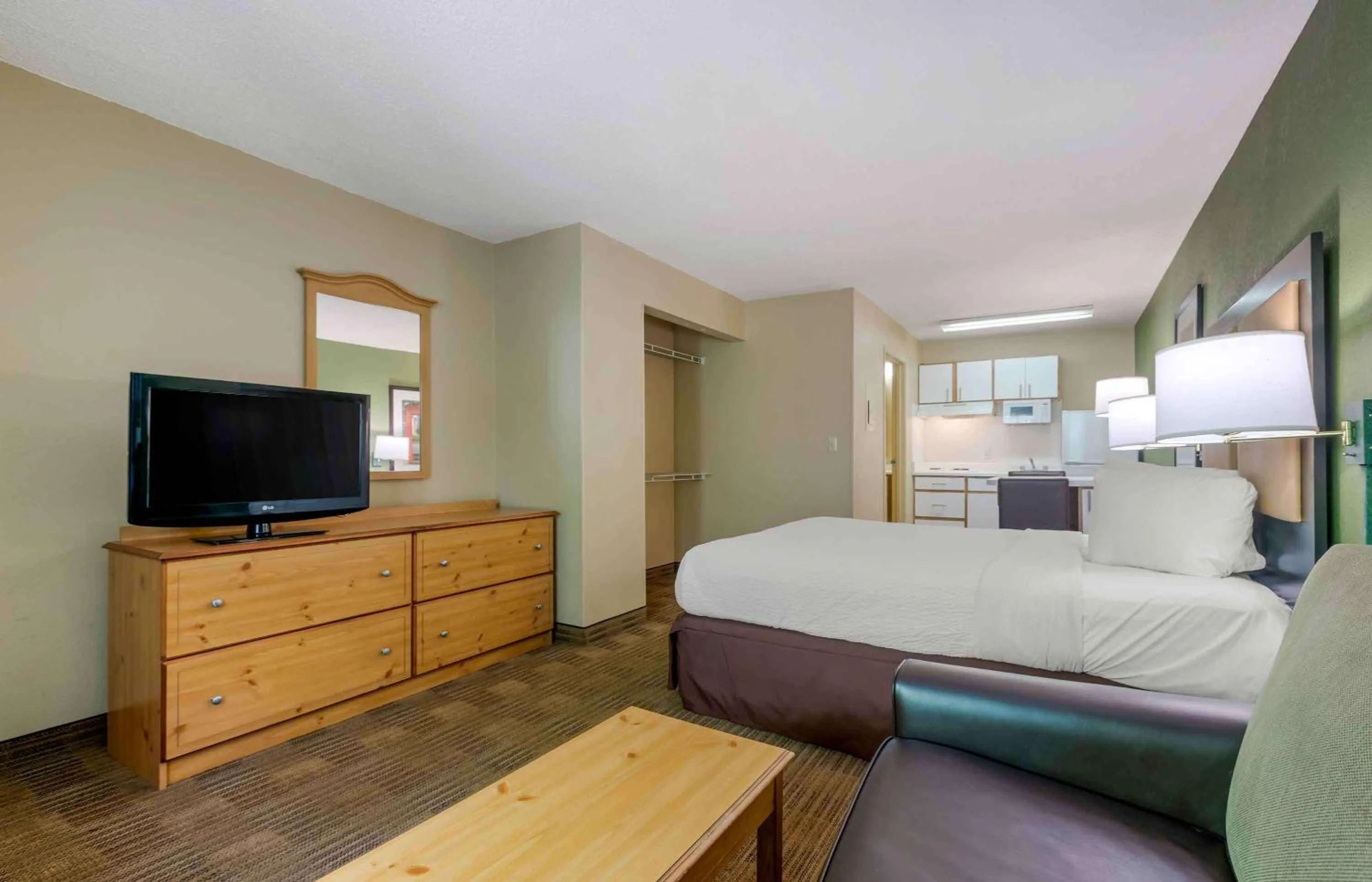 Bedroom, Bed in Extended Stay America Select Suites - Atlanta - Perimeter - Hammond Drive