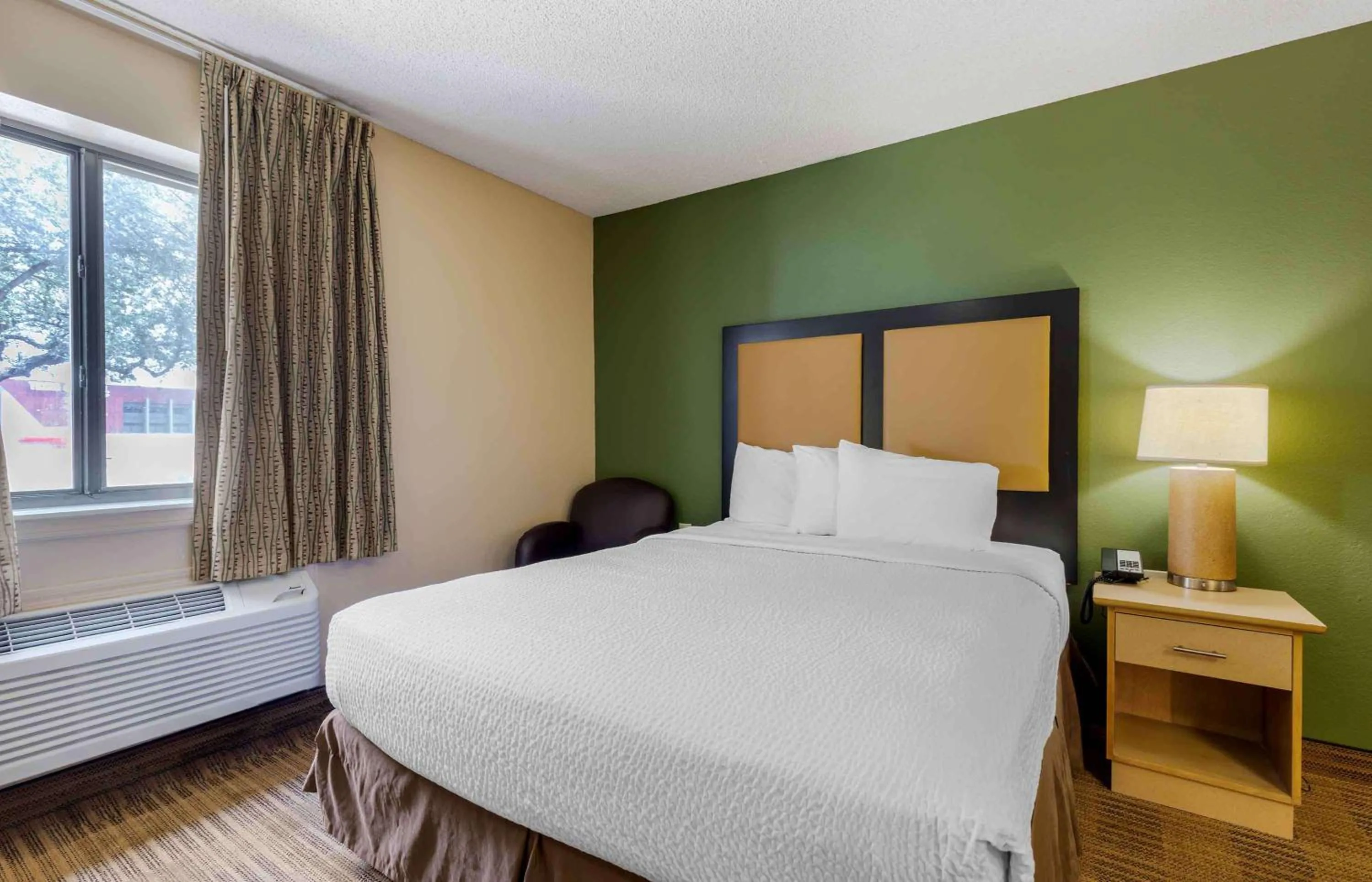 Bedroom, Bed in Extended Stay America Select Suites - Newport News - I-64 - Jefferson Avenue