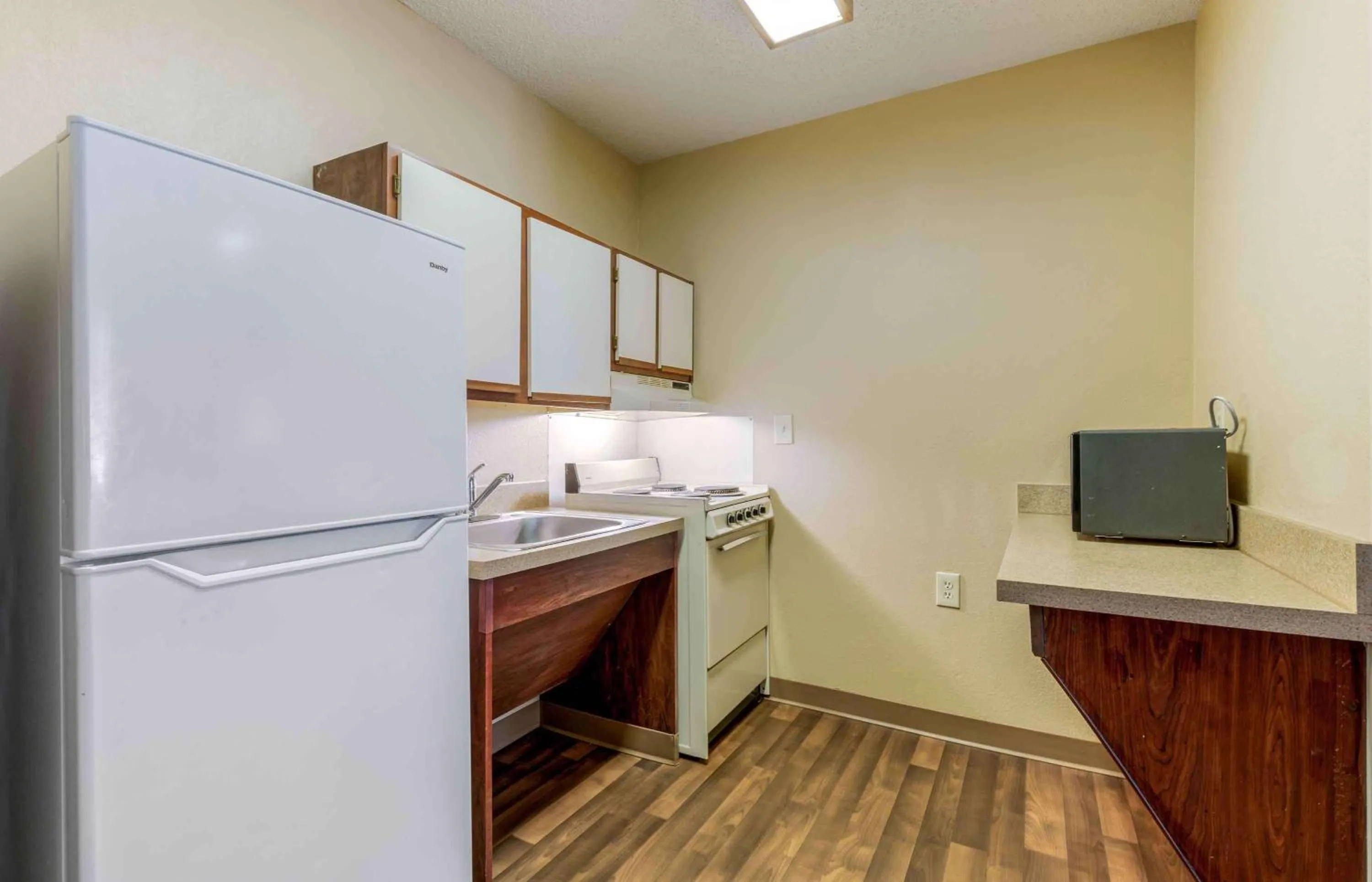 Kitchen or kitchenette in Extended Stay America Select Suites - Newport News - I-64 - Jefferson Avenue