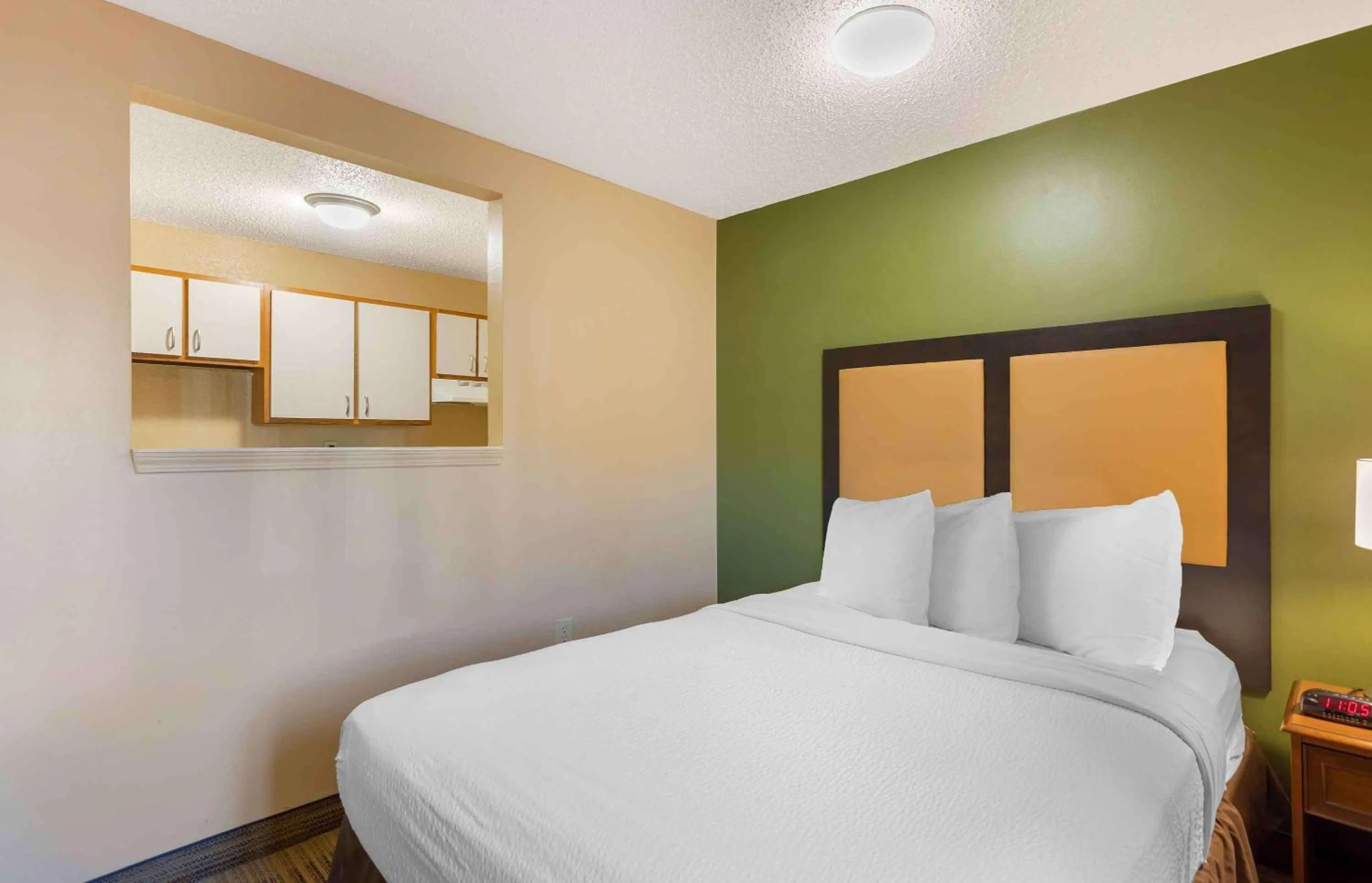Bedroom, Bed in Extended Stay America Select Suites - Newport News - I-64 - Jefferson Avenue
