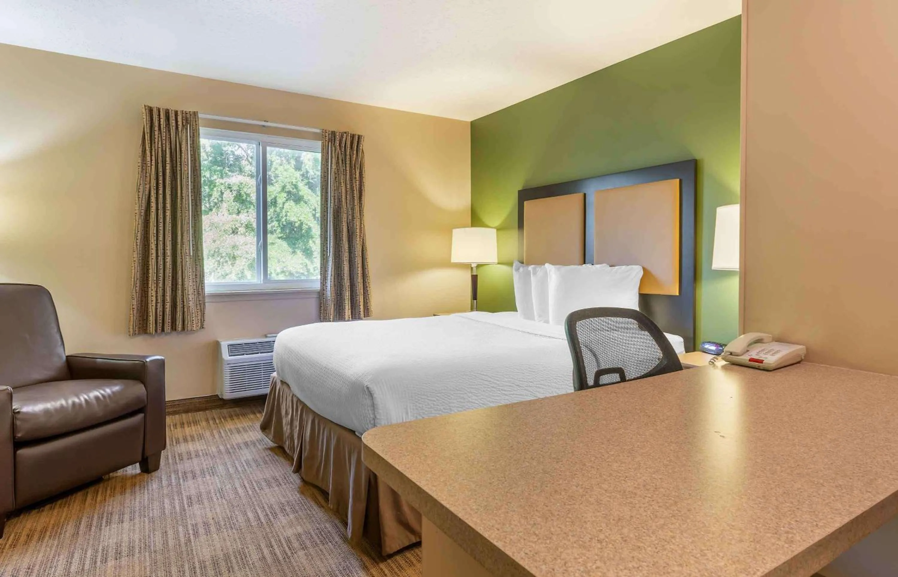 Bedroom, Bed in Extended Stay America Select Suites - Newport News - I-64 - Jefferson Avenue