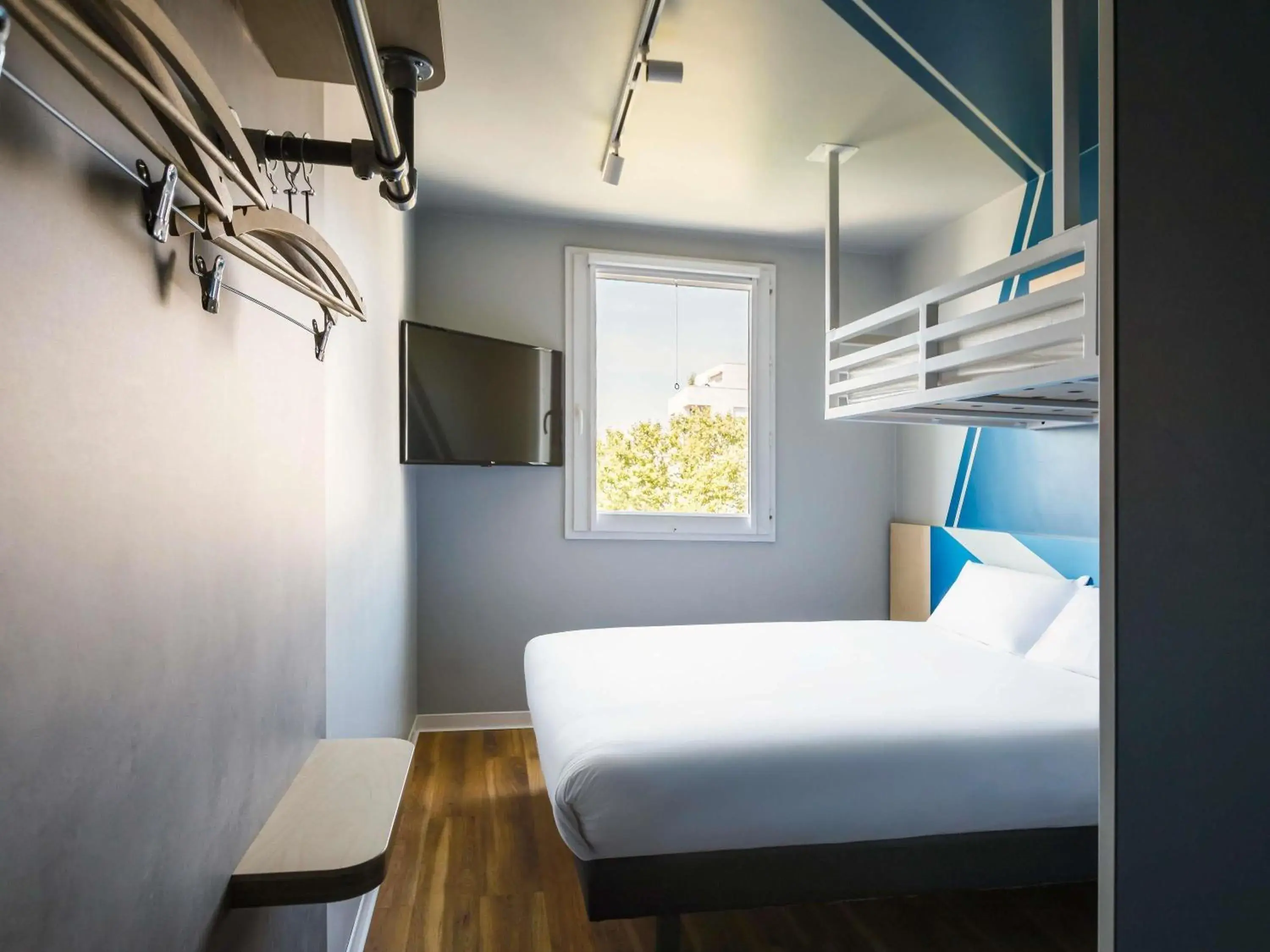 Triple Room with One Double Bed and One Bunk Bed in ibis budget Lyon Villeurbanne Triple Room with One Double Bed and One Bunk Bed in ibis budget Lyon Villeurbanne