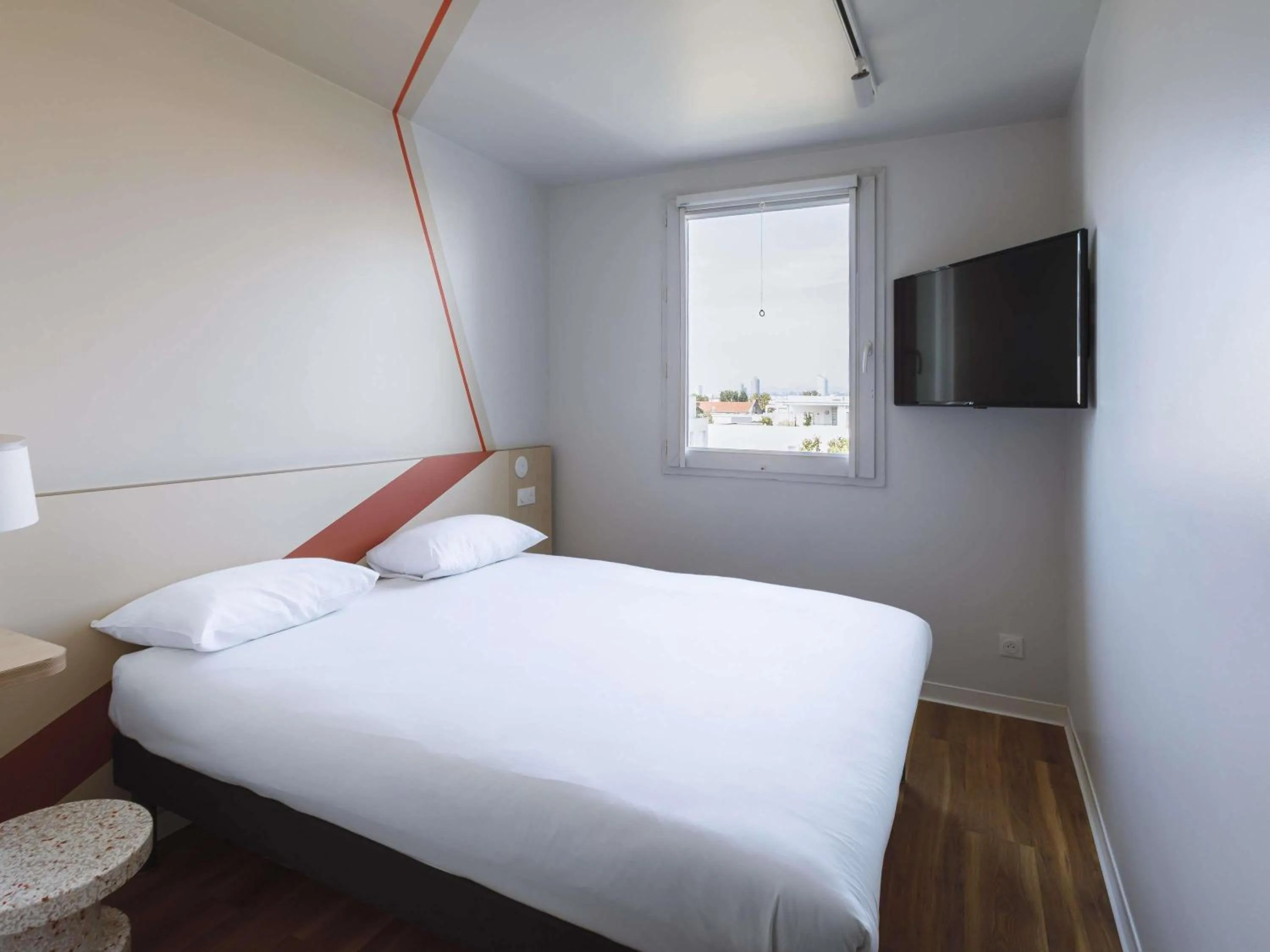 Bedroom, Bed in ibis budget Lyon Villeurbanne