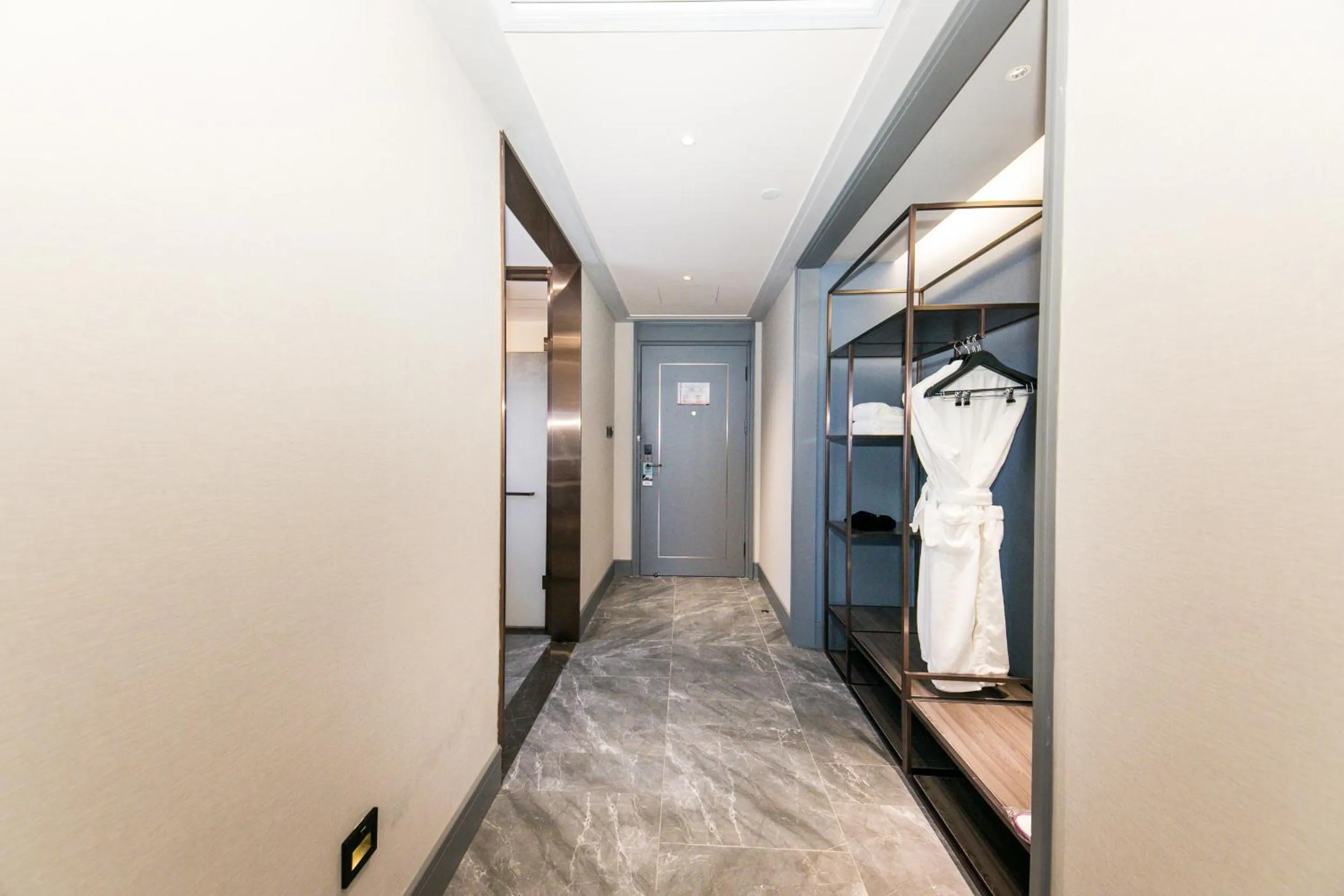 wardrobe, Bed in Mercure Xi'an Qujiang