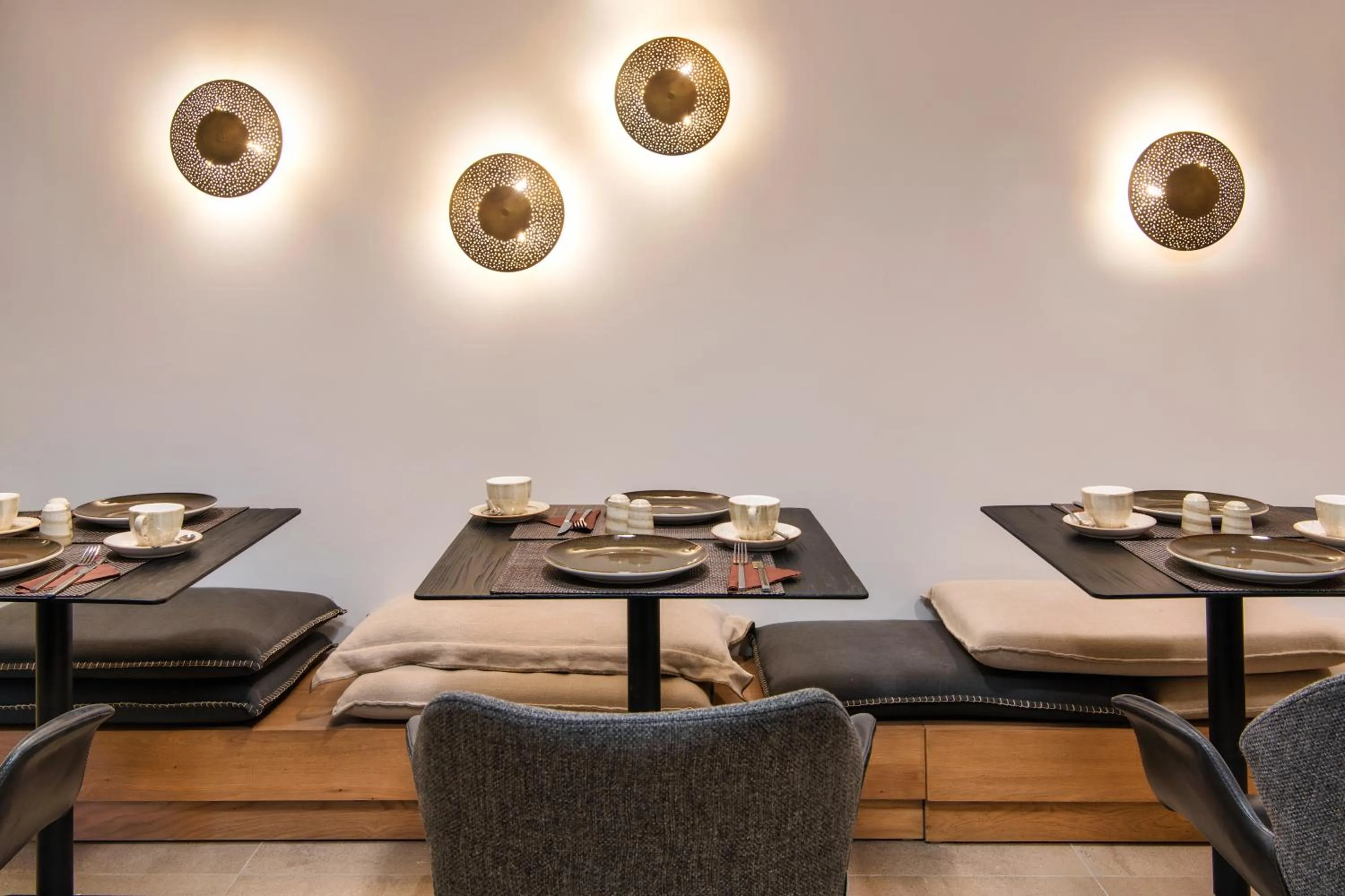 Restaurant/places to eat in Uma Ray Suites