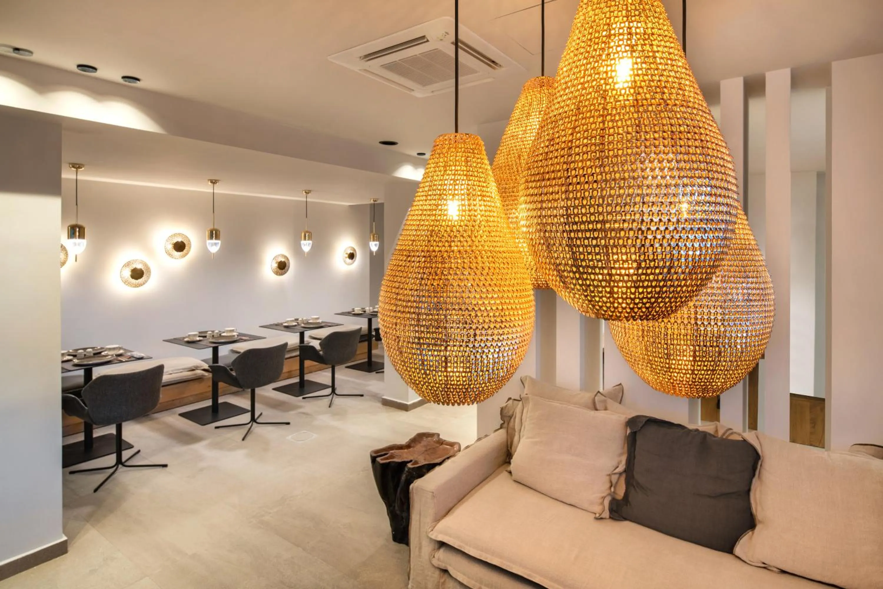 Restaurant/places to eat in Uma Ray Suites