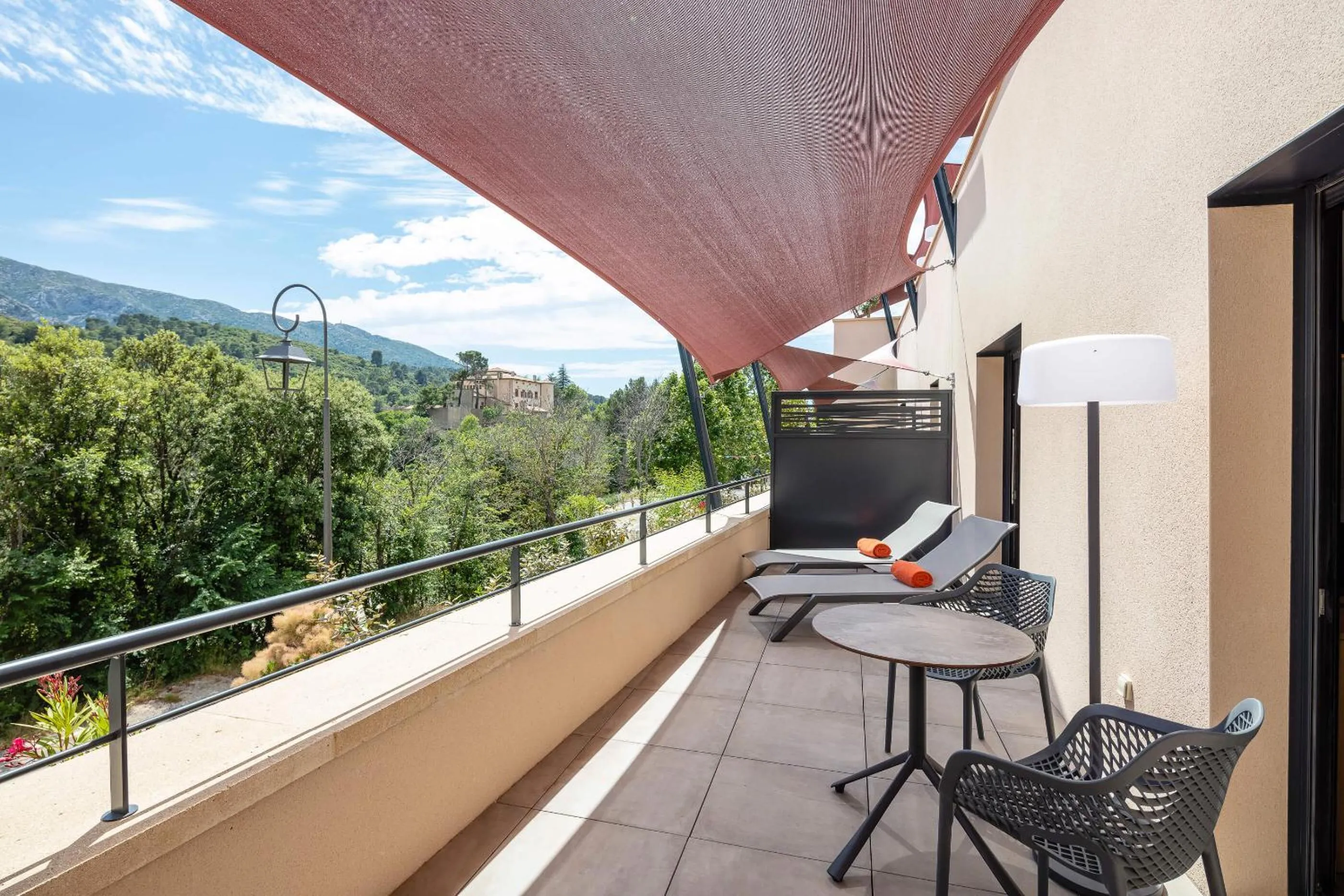 Patio in Hôtel Sainte Victoire