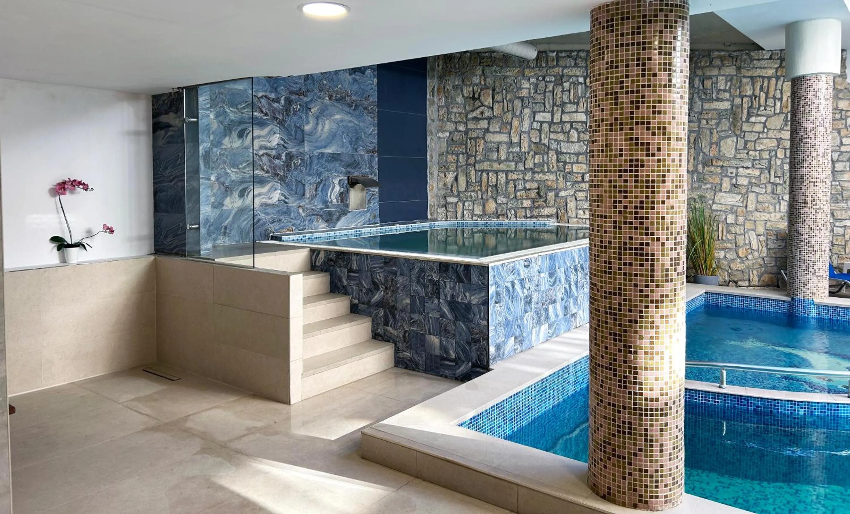 Hot Tub in Predela LUX Aparthotel