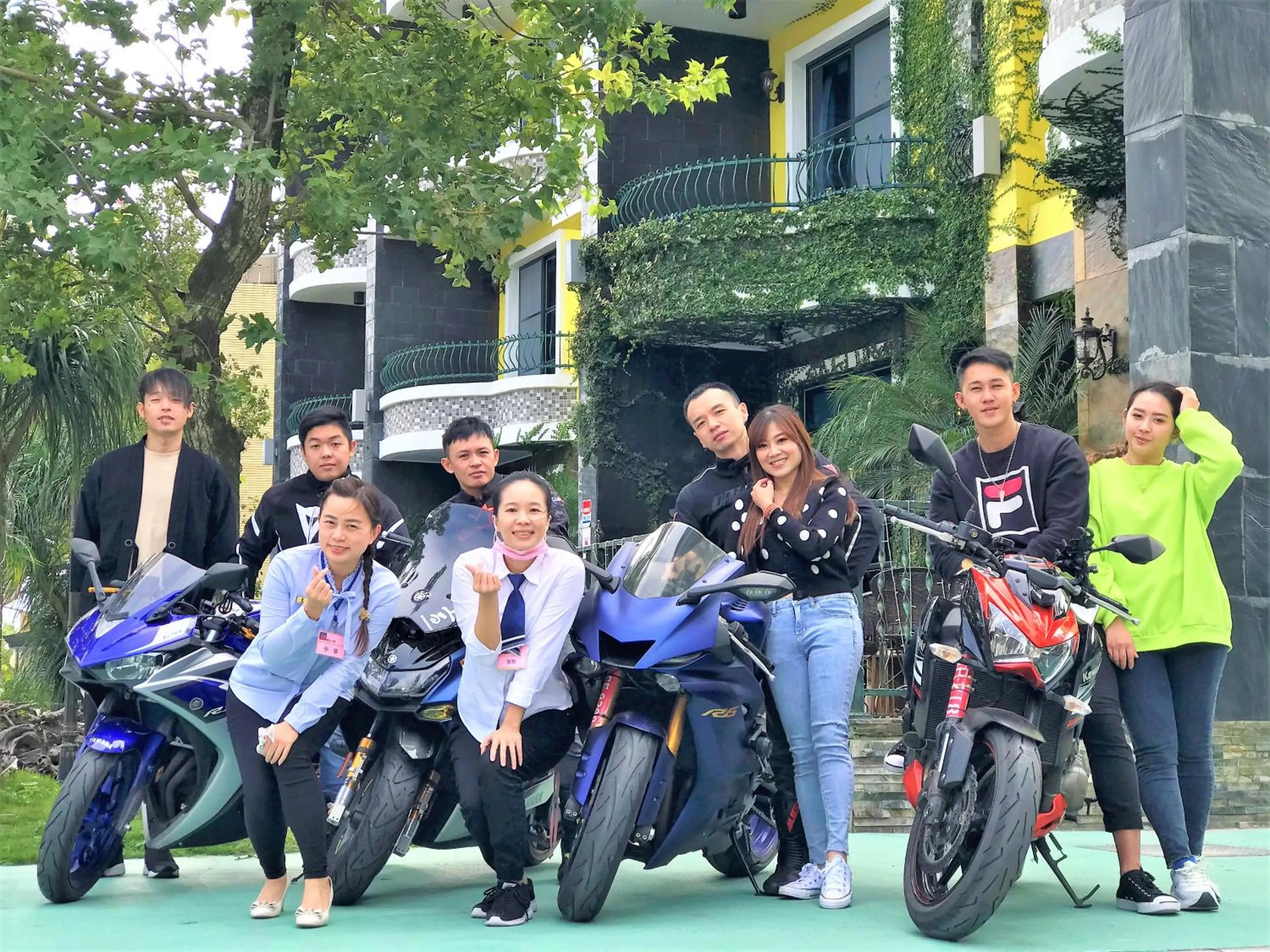 People in Blue Owl-Hualien No 2396-2397-2398-2399