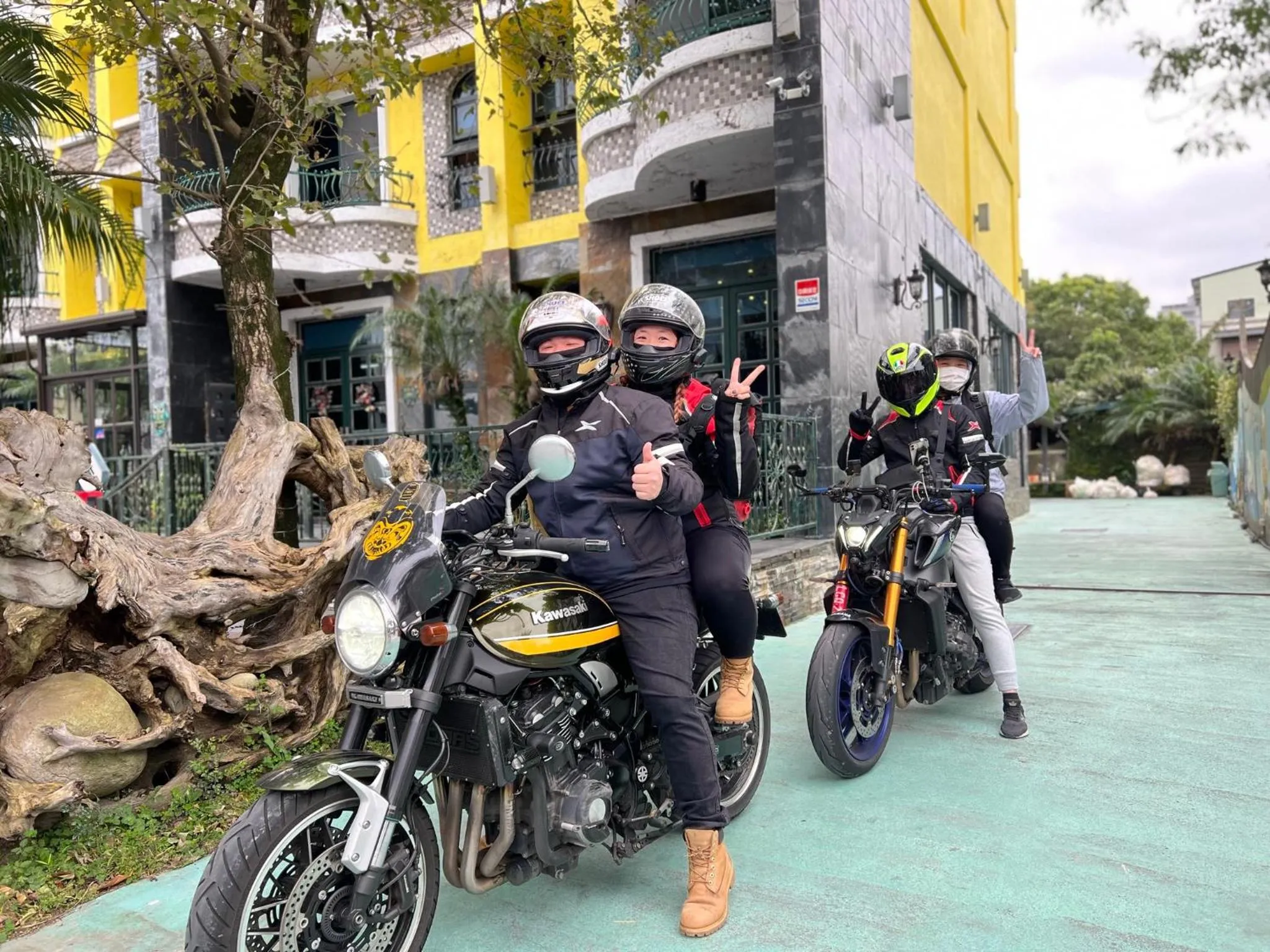 People in Blue Owl-Hualien No 2396-2397-2398-2399