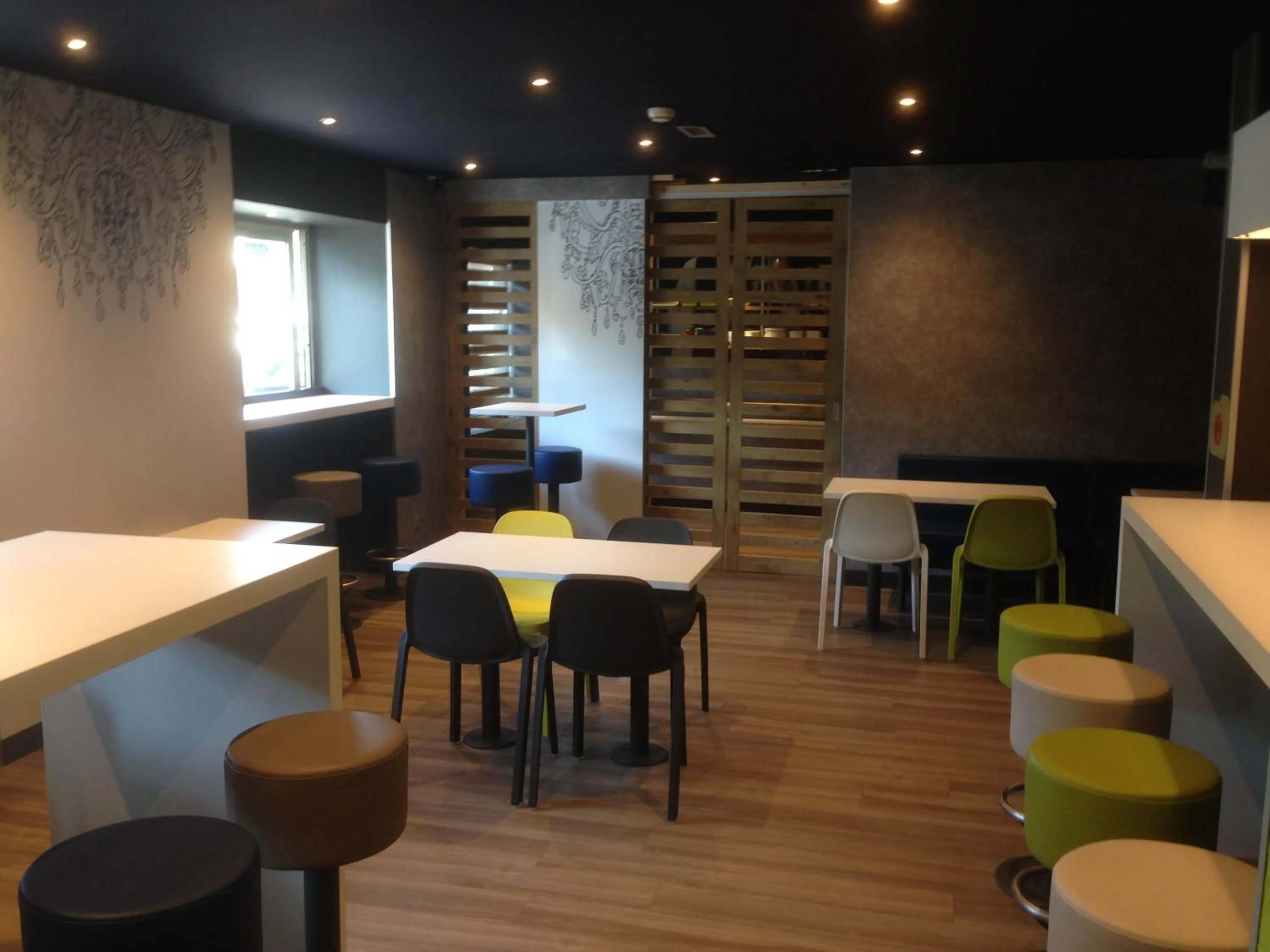 Restaurant/places to eat in ibis Budget Caen Centre Gare