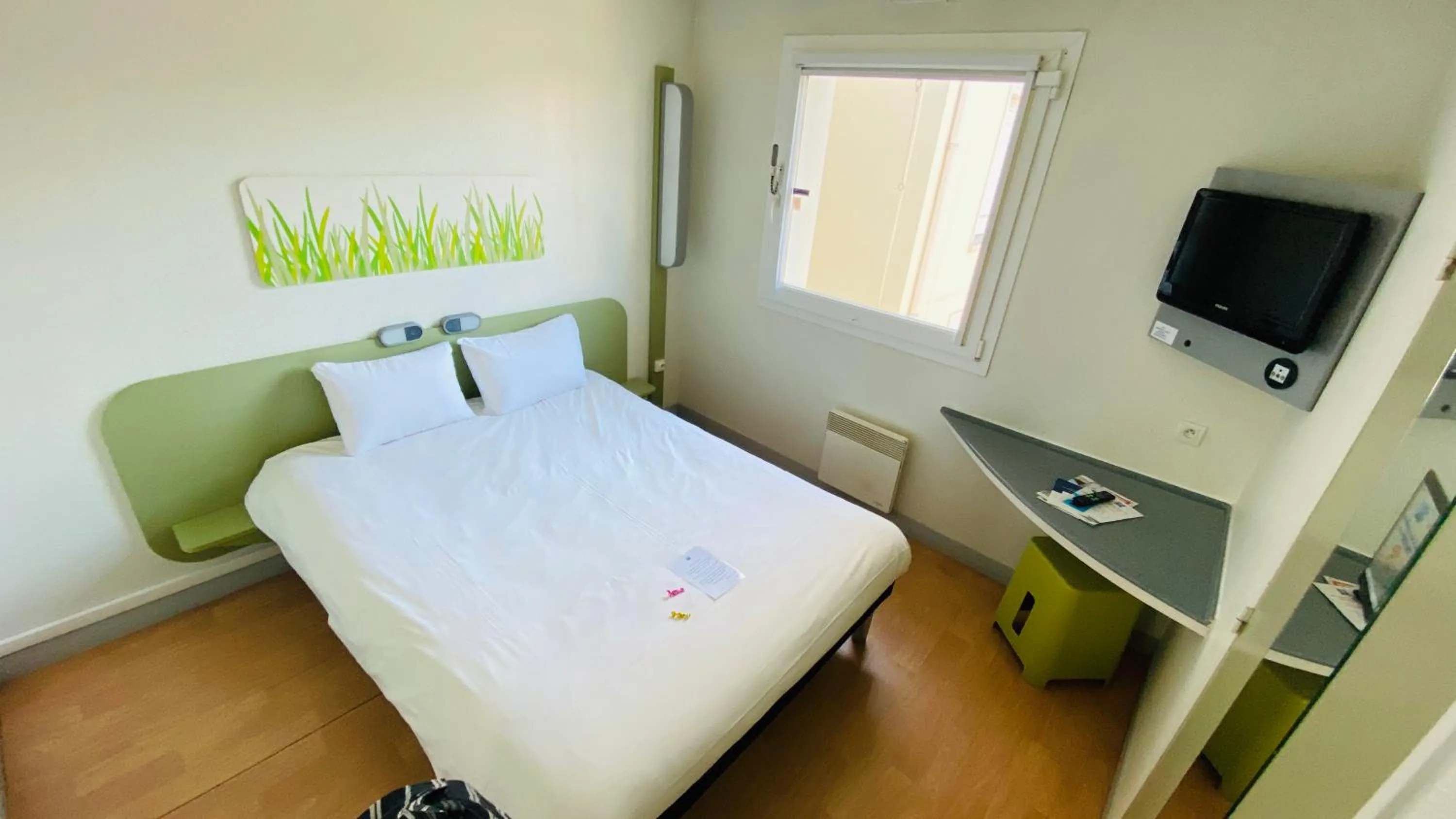 Photo of the whole room, Bed in ibis Budget Caen Centre Gare
