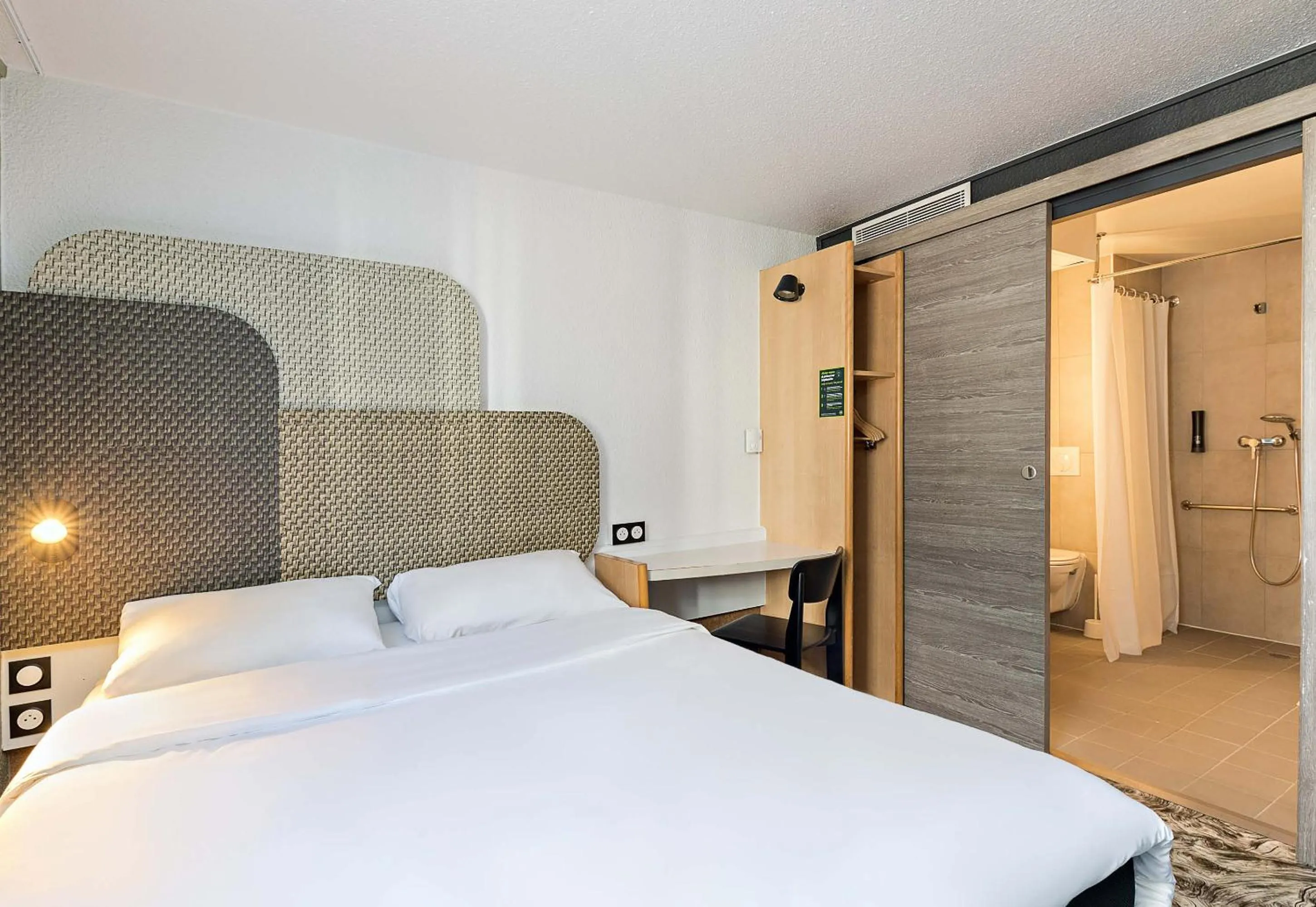 Bedroom, Bed in B&B HOTEL Rouen Centre Rive Droite