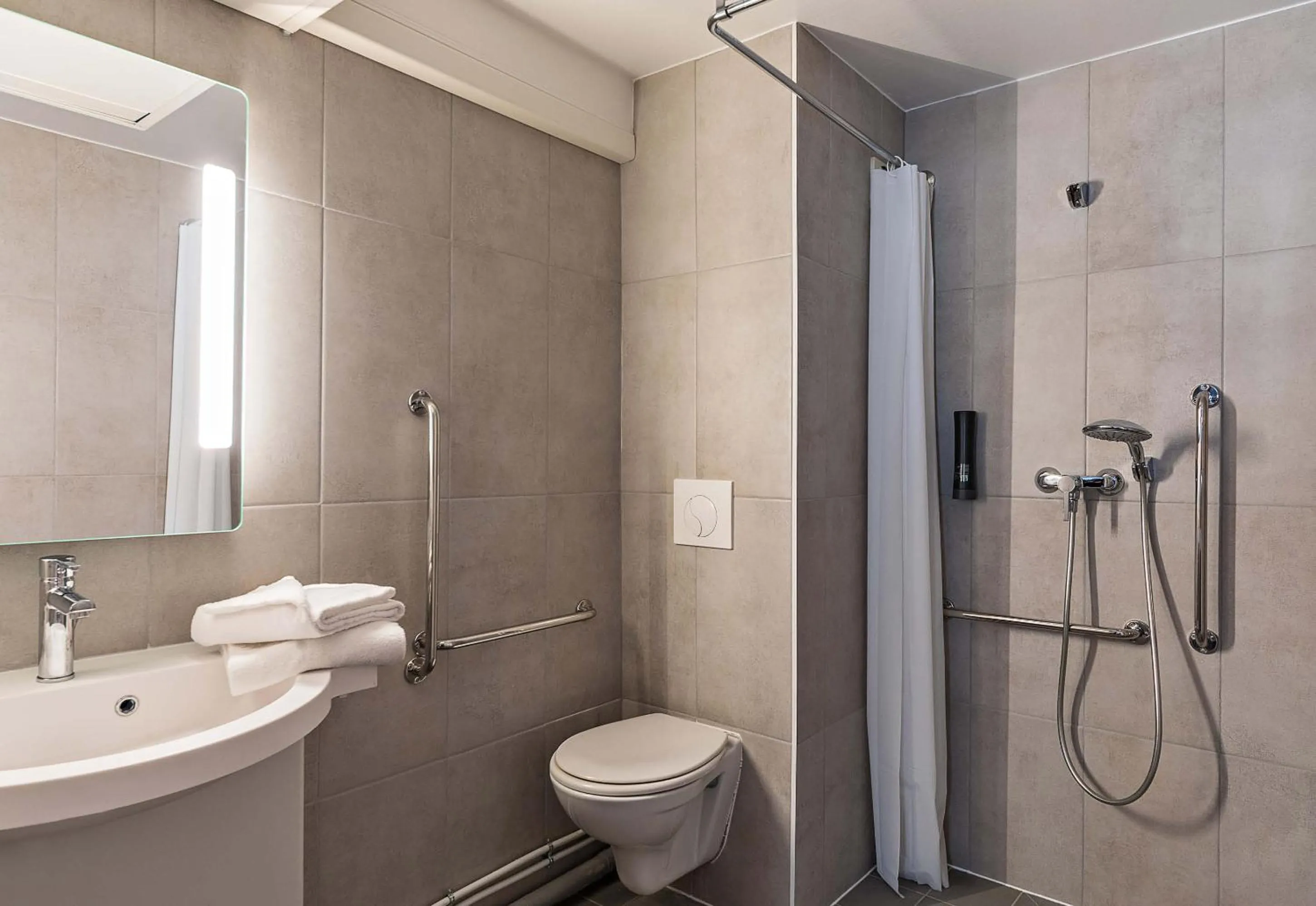 Bathroom in B&B HOTEL Rouen Centre Rive Droite