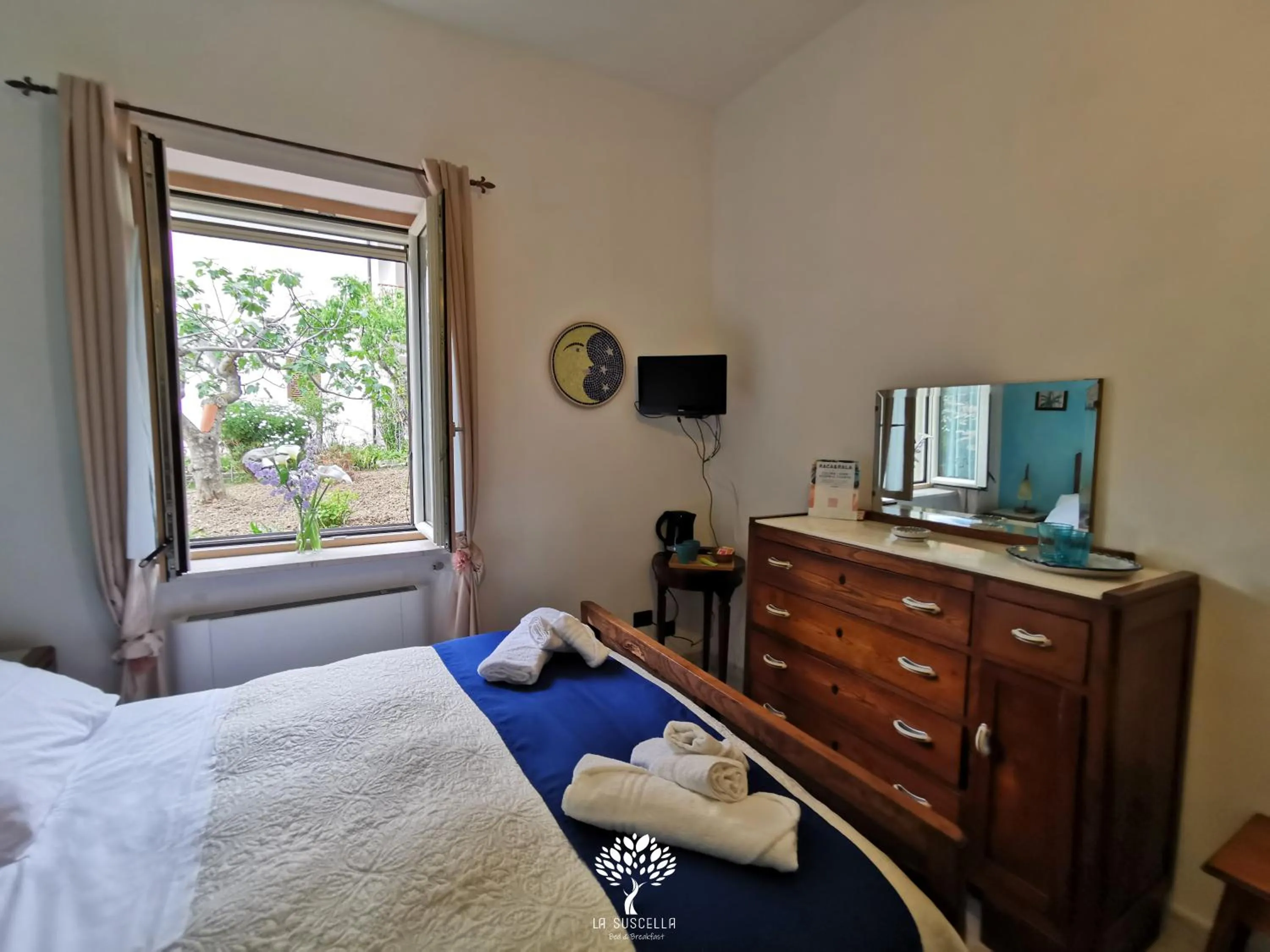 TV and multimedia, Bed in La Suscella Bed & Breakfast