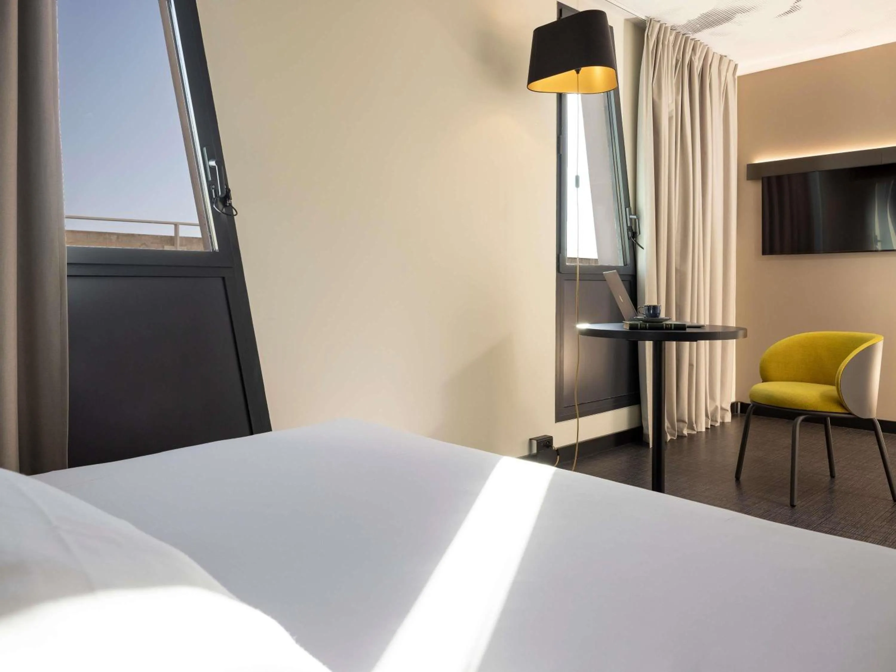 Bedroom, Bed in ibis Marseille Centre Euromed