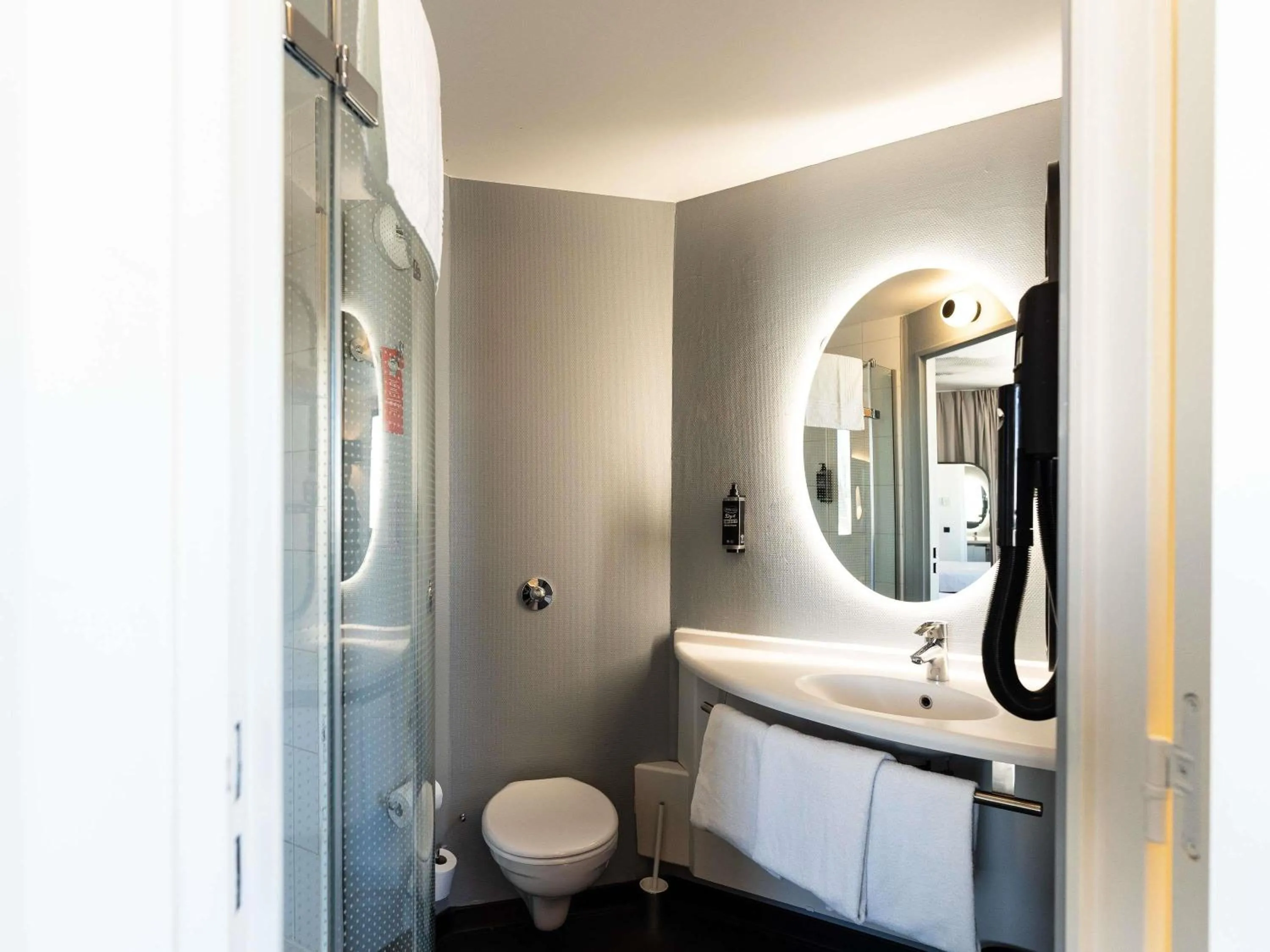 Bedroom in ibis Marseille Centre Euromed