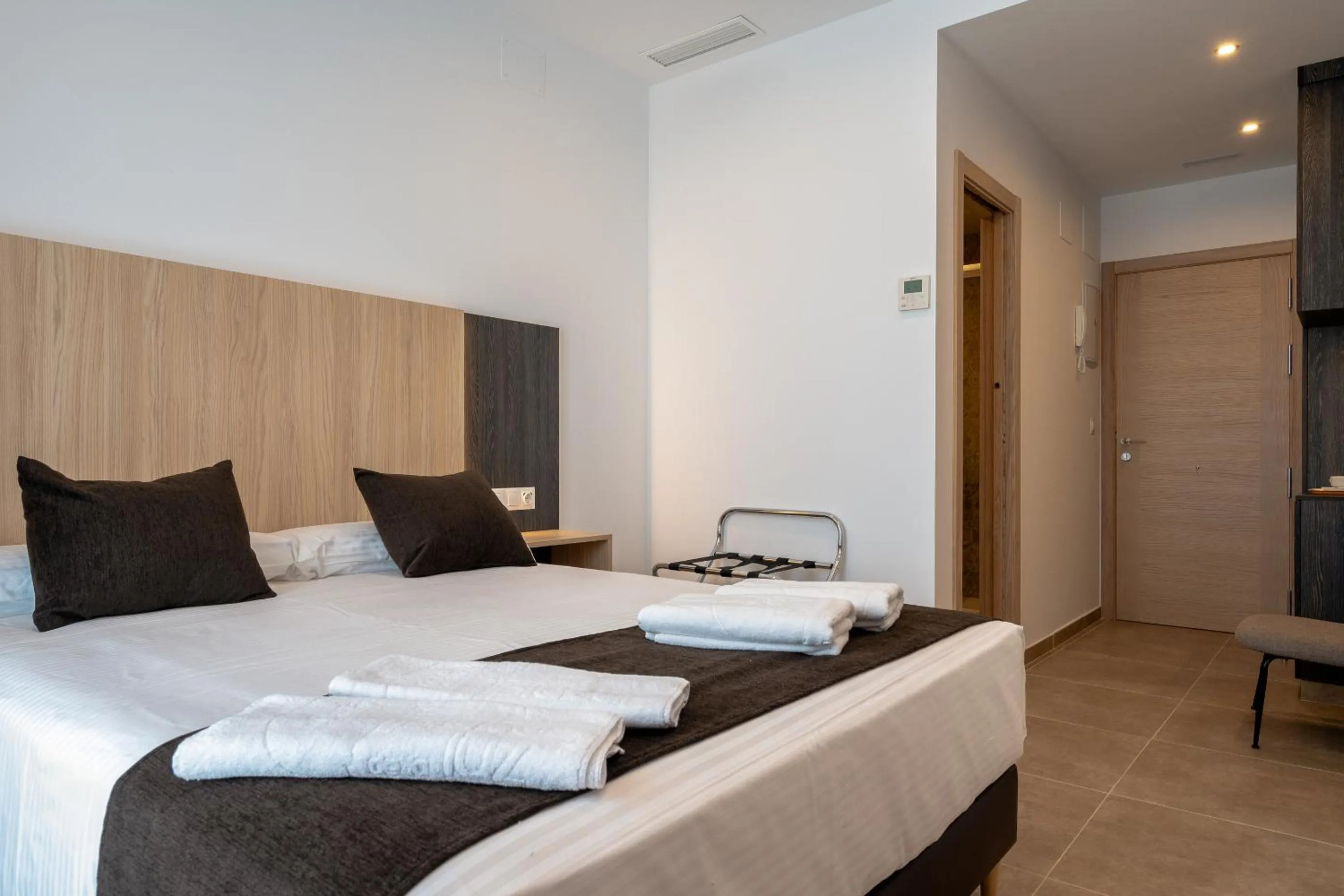 Photo of the whole room, Bed in Plaza de la Luz Cádiz