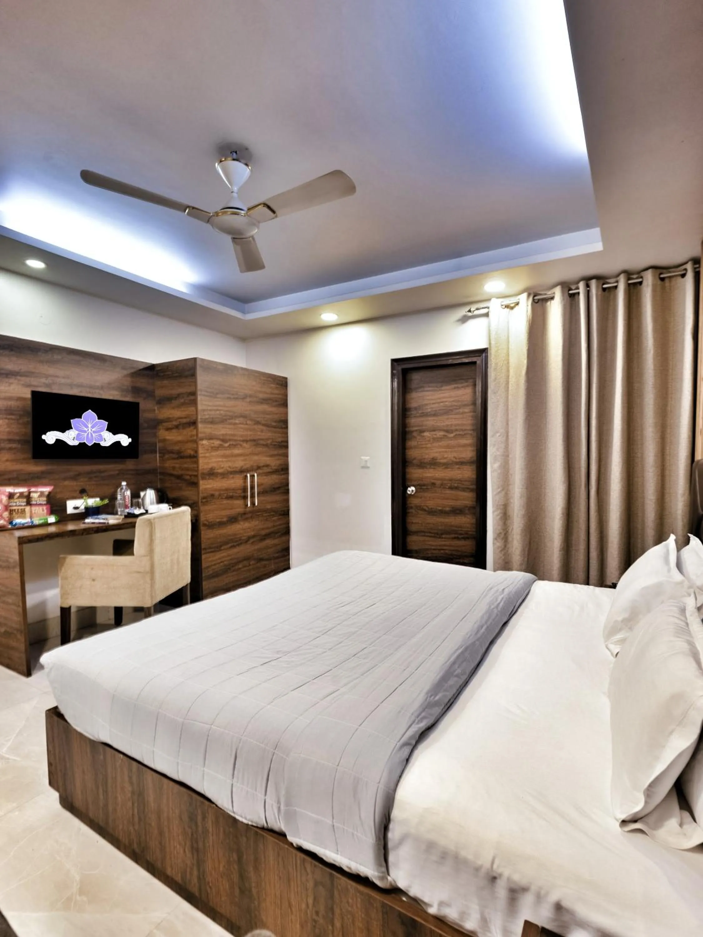 Bed in Hotel Aerocity Purple Orchid