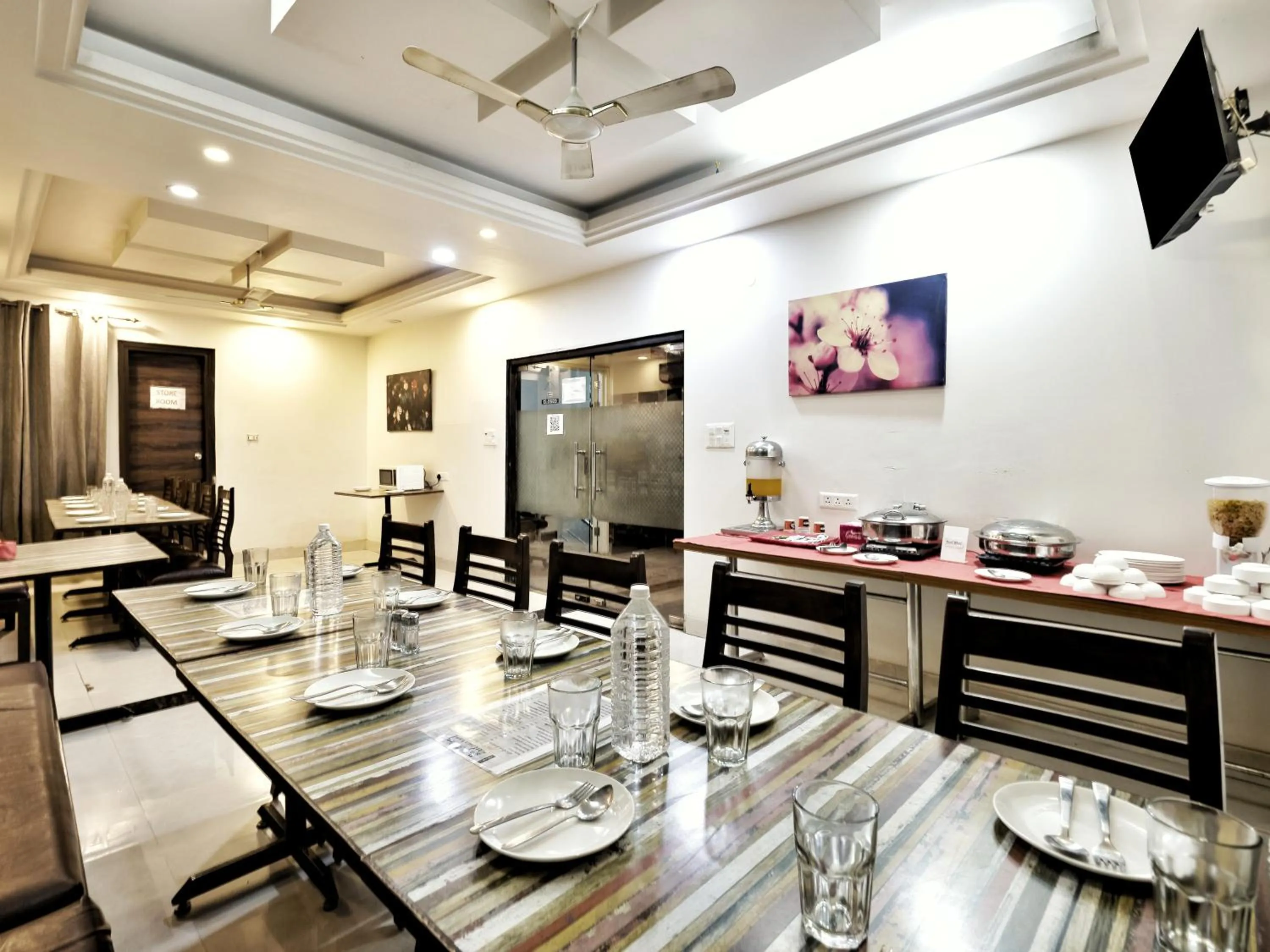 Restaurant/places to eat in Hotel Aerocity Purple Orchid