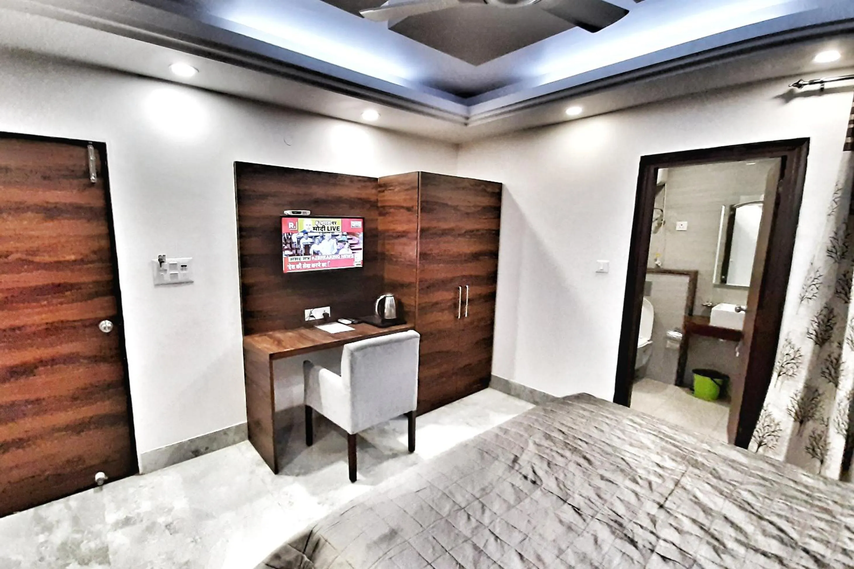 TV and multimedia in Hotel Aerocity Purple Orchid