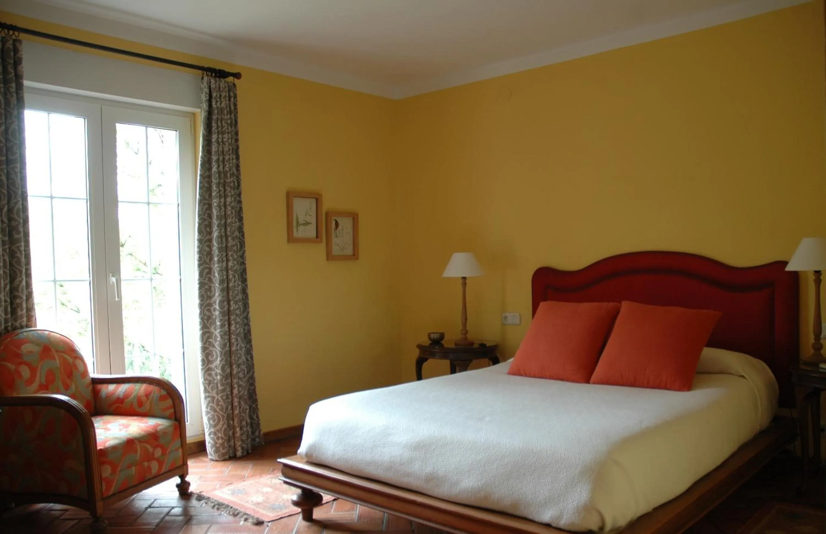 Photo of the whole room in El Habana Llanes