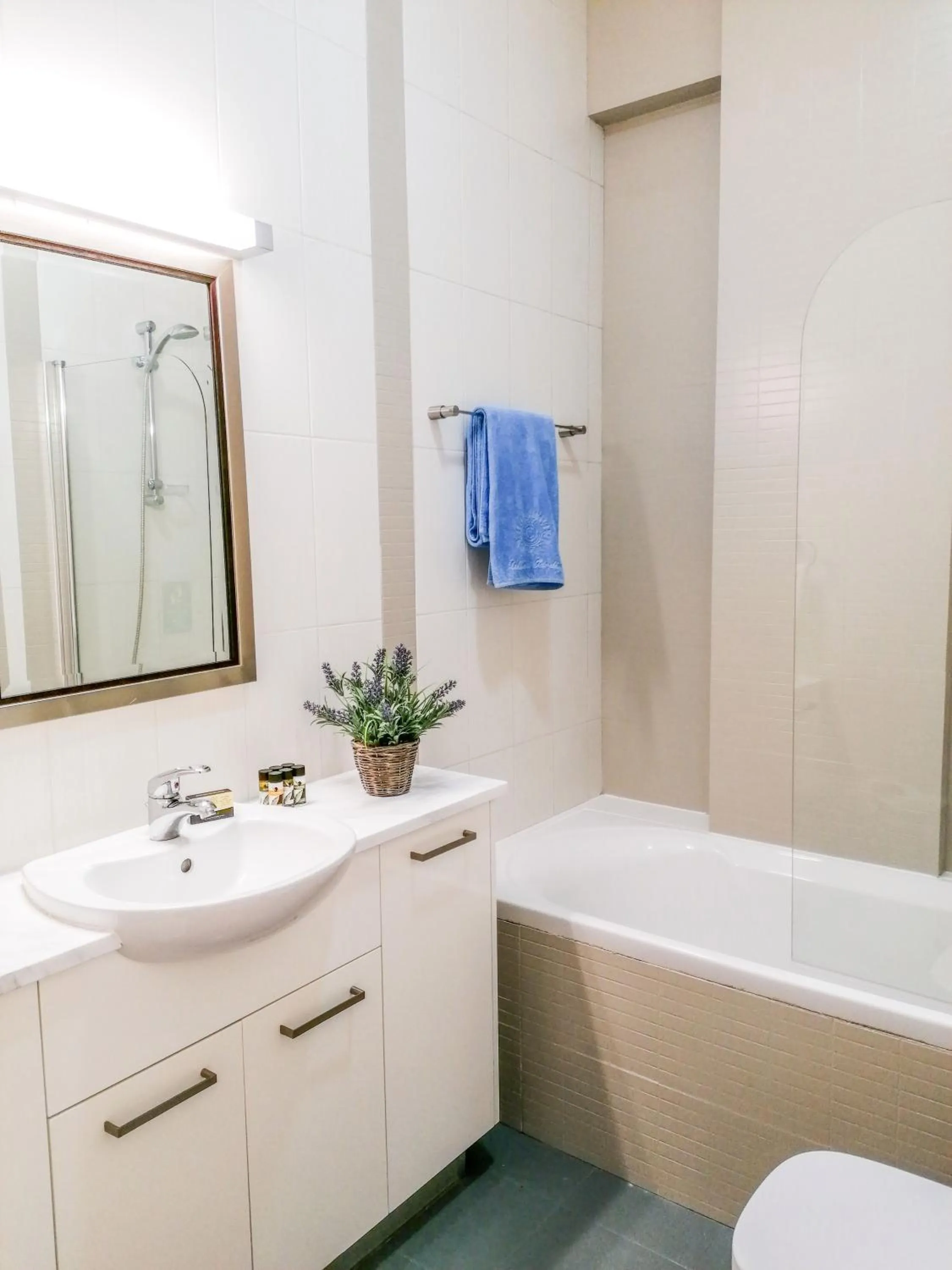 Shower in Atlantis Gardens